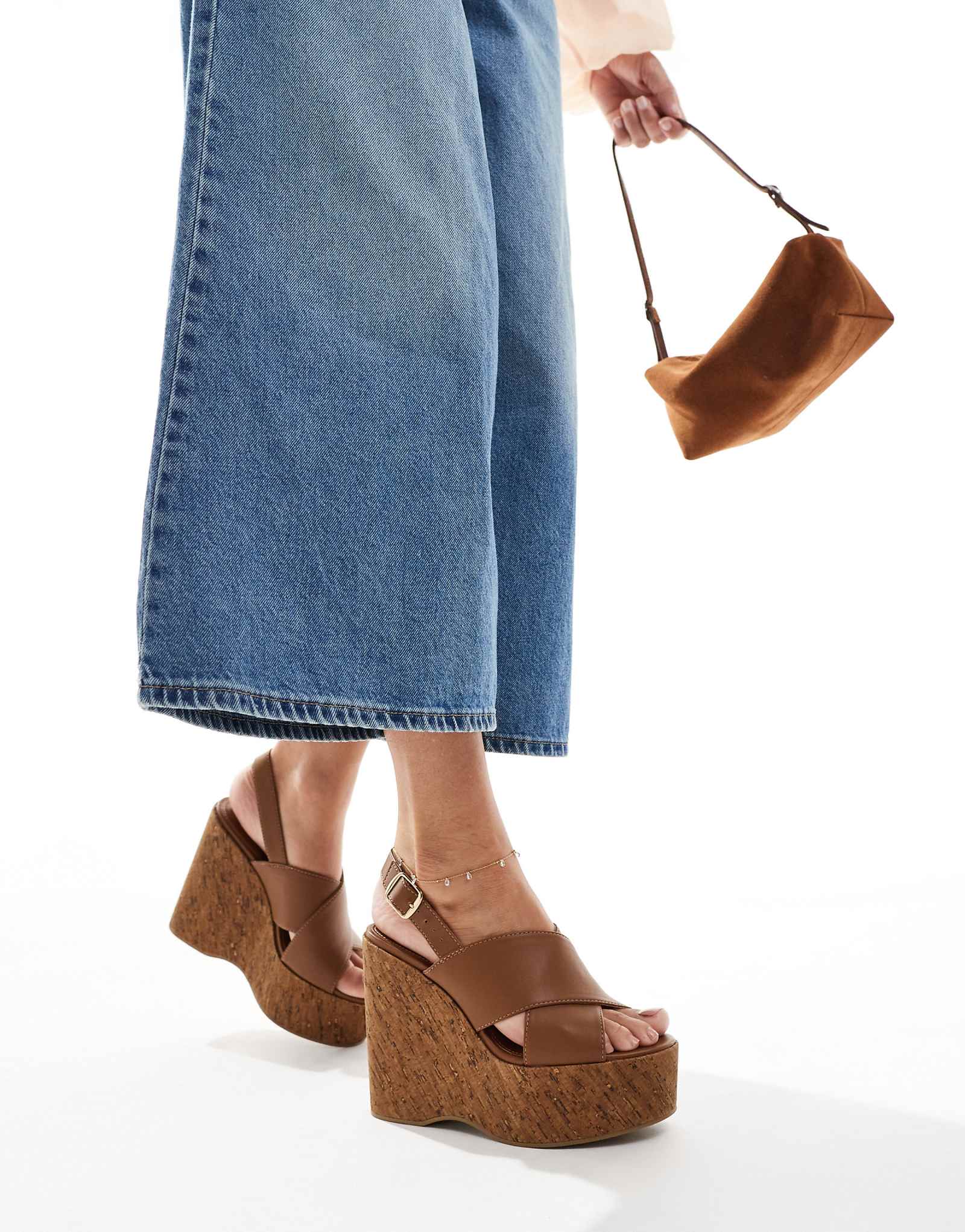 коричневые босоножки на пробковой танкетке с перекрестным ремешком от schuh Valentina 13690₽