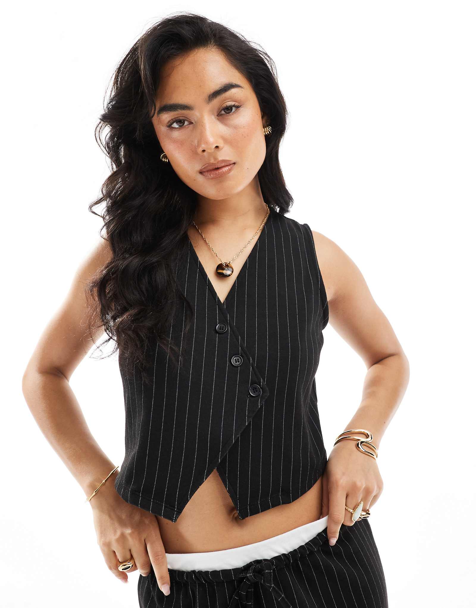 Детали: приталенный жилет с асимметричной планкой в тонкую черную полоску - часть комплекта