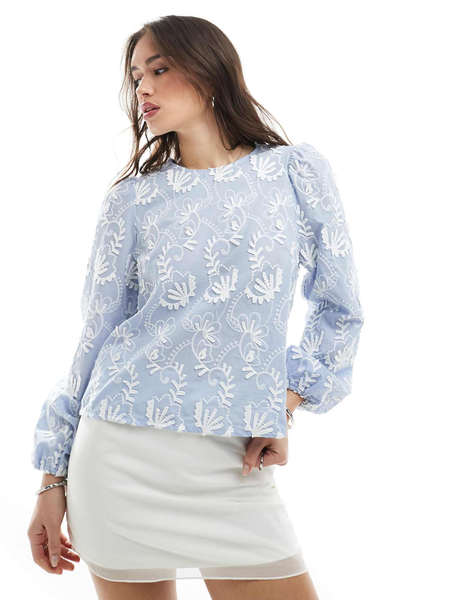 Предмет топ с длинными рукавами и аппликацией бледно-голубого цвета 20190₽