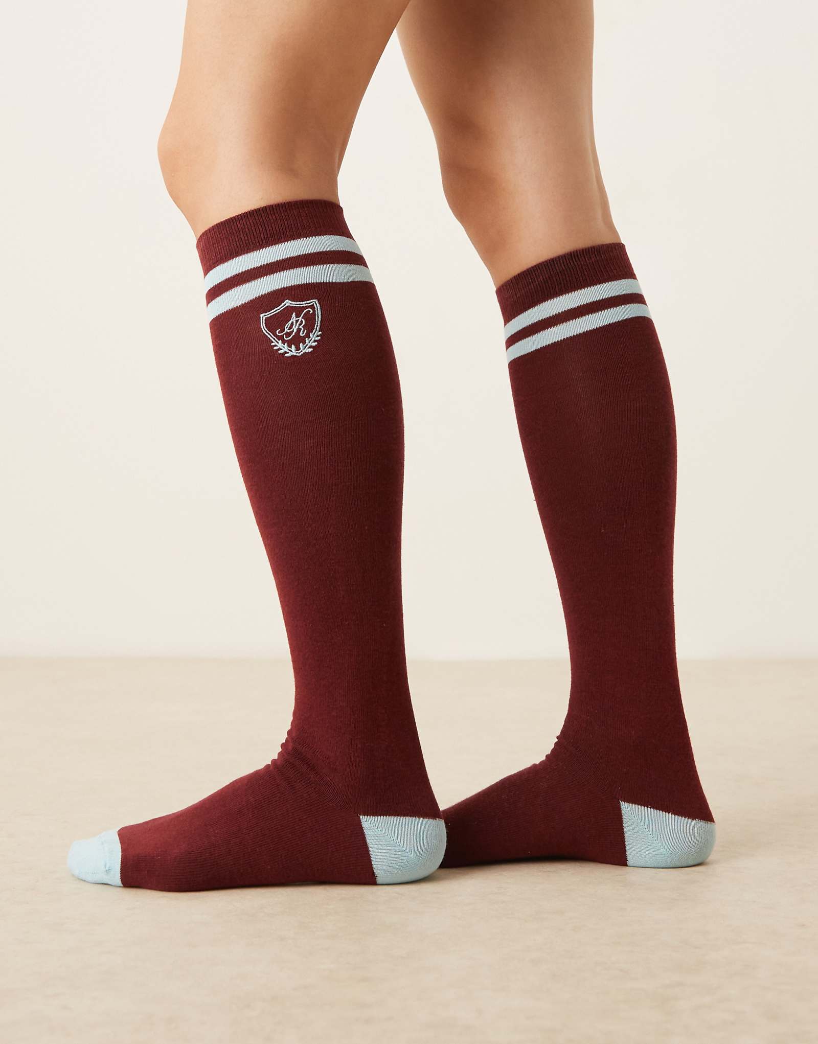 Носки до колена цвета неоновой розы бордового и синего цветов