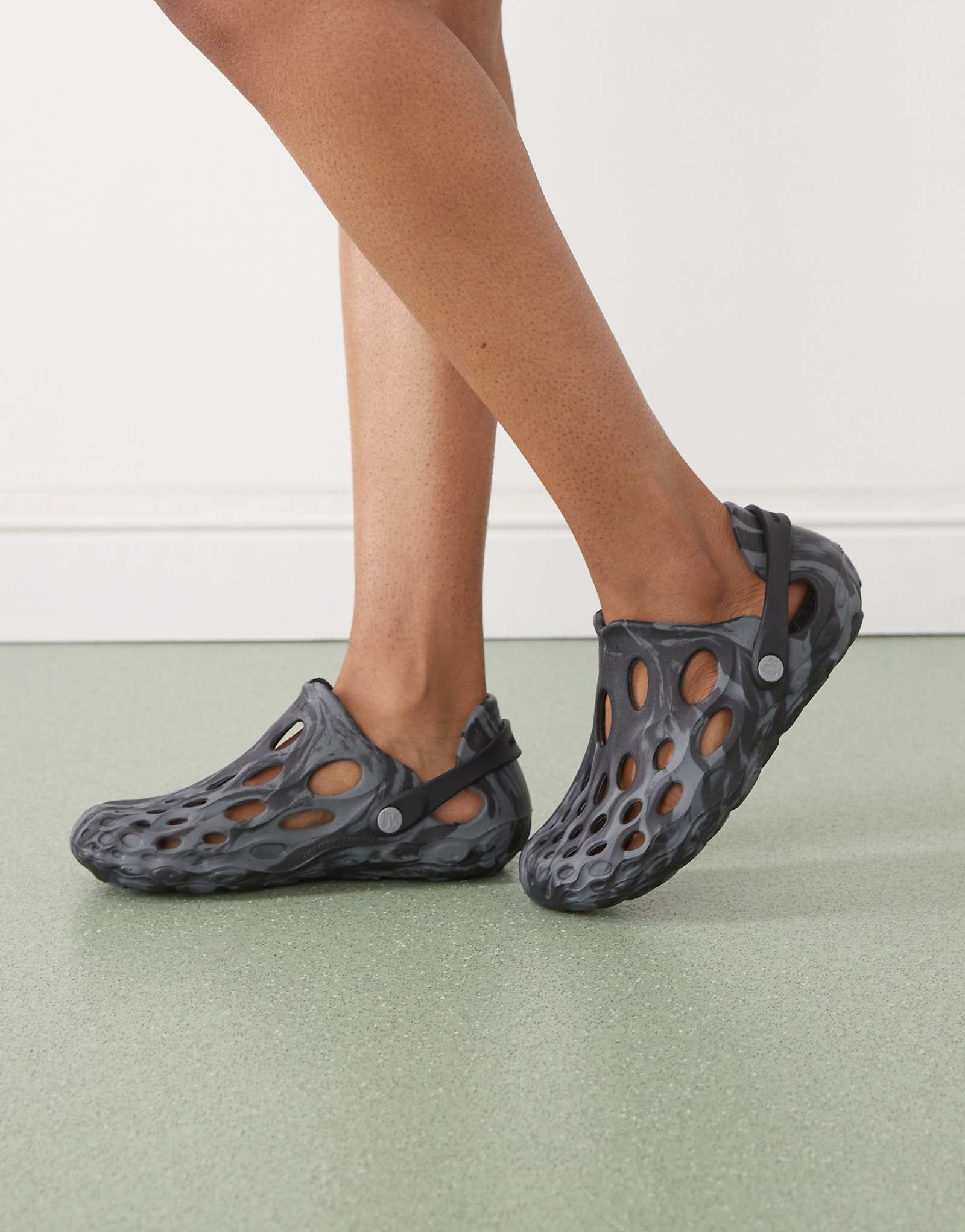 Сабо Merrell Hydro Moc черного цвета