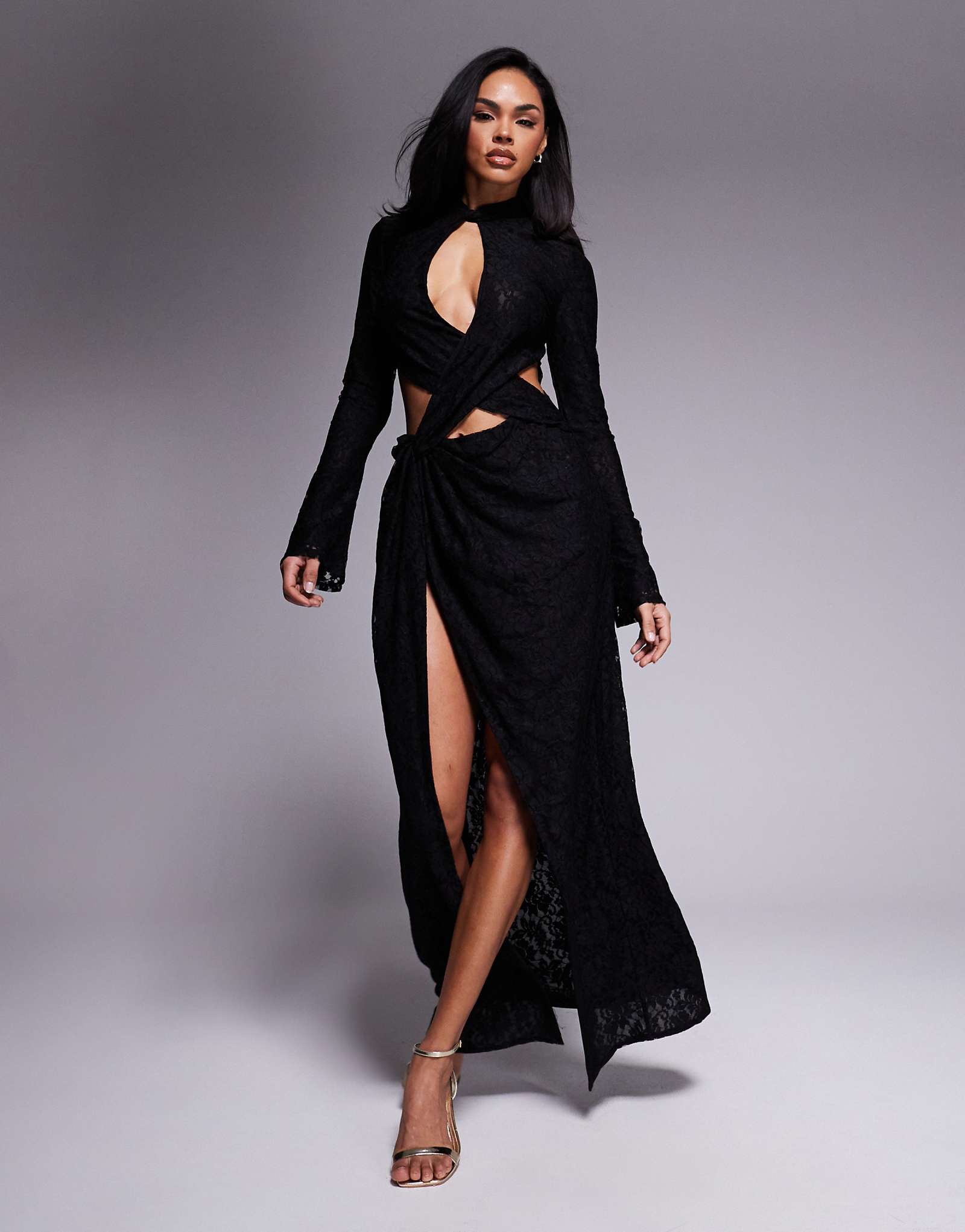 Эксклюзивное кружевное макси-платье кремового цвета с высоким вырезом и замочной скважиной от Murci с разрезом до бедер 8590₽