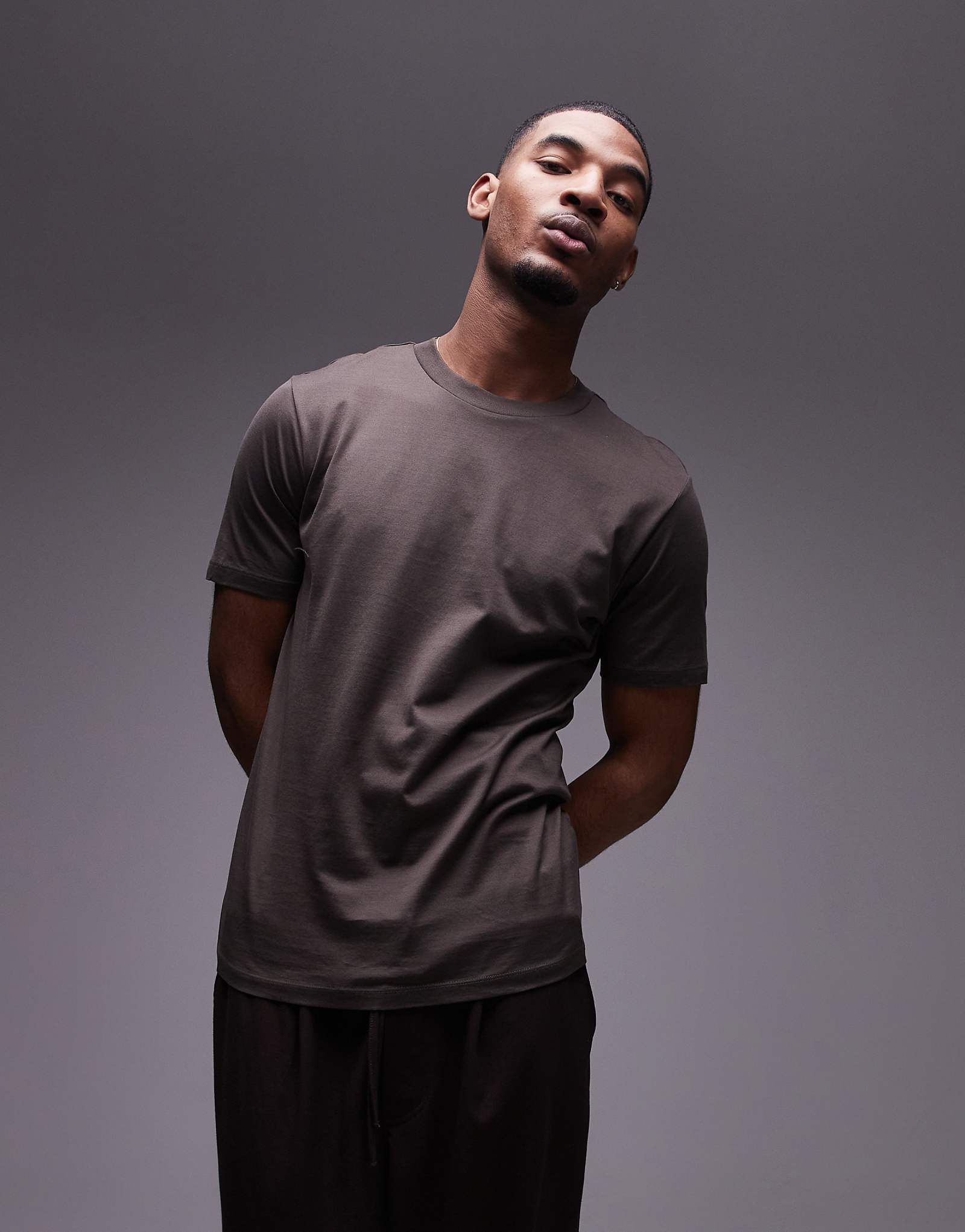 Футболка Mango premium темно-коричневого цвета 6090₽