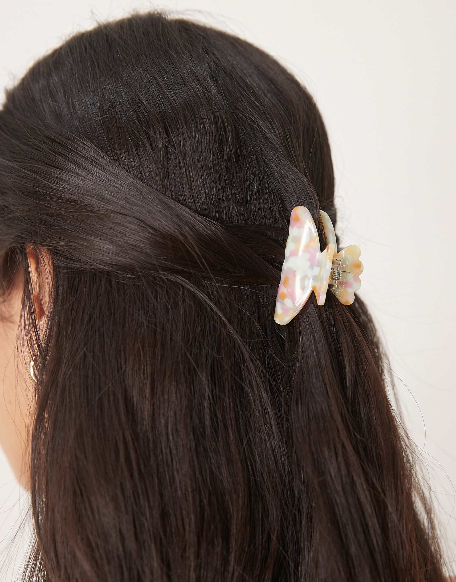 Веселая мини-прическа Суи Авы Хелле из оранжевого мрамора 2190₽