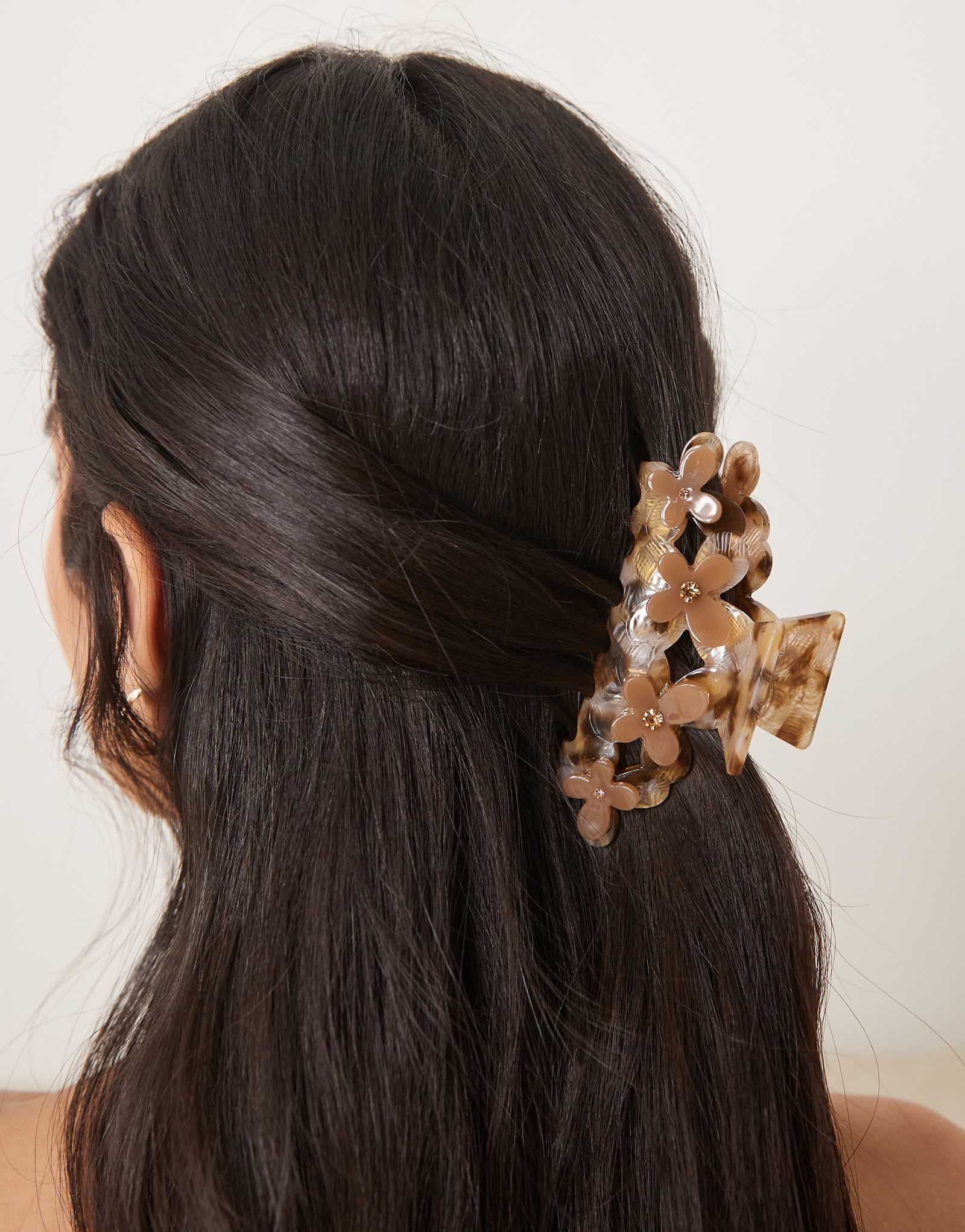 Суй Ава довольно цветения средний коготь волос в торт