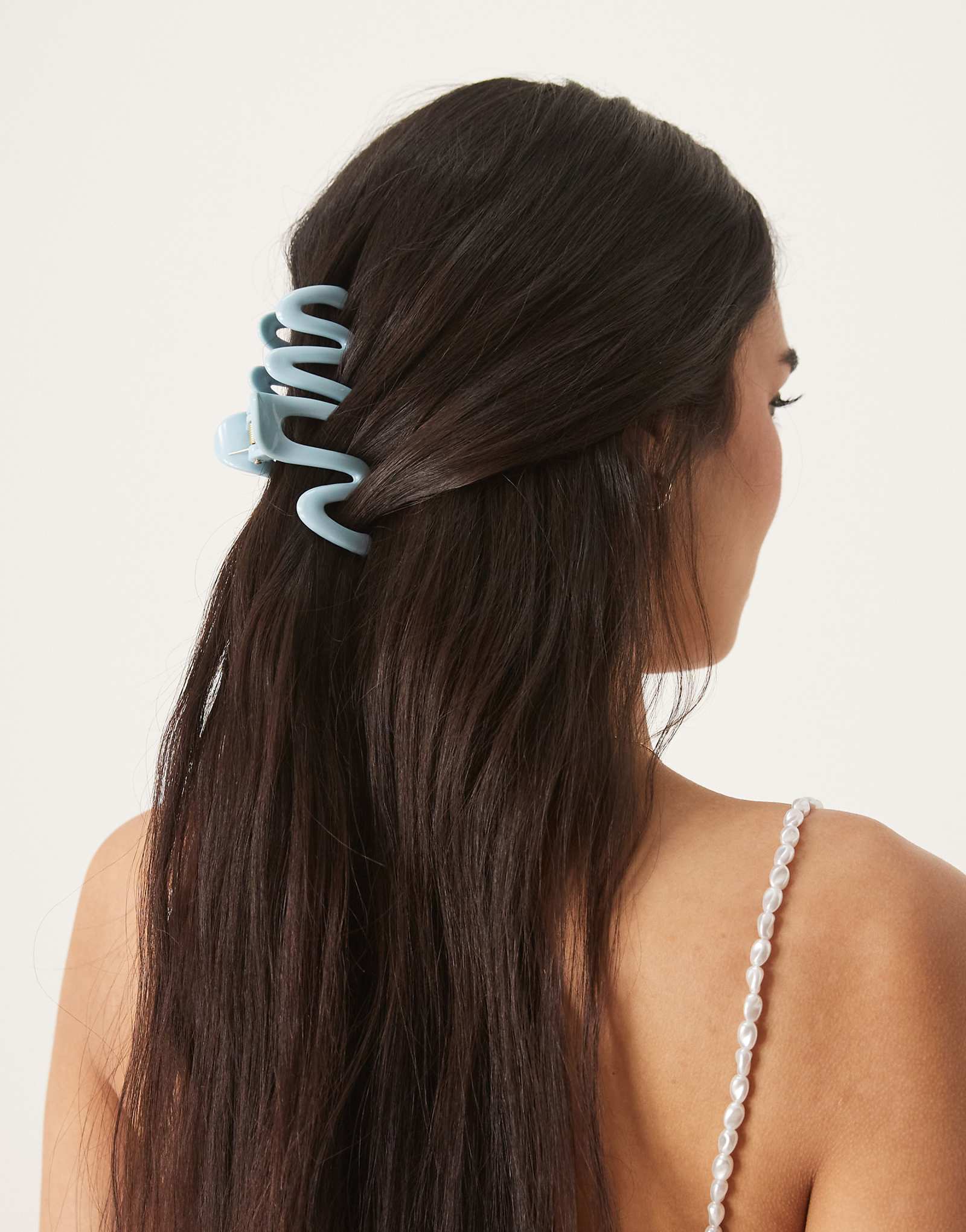 Суи Ава шевелит когтем для волос синего цвета 2090₽