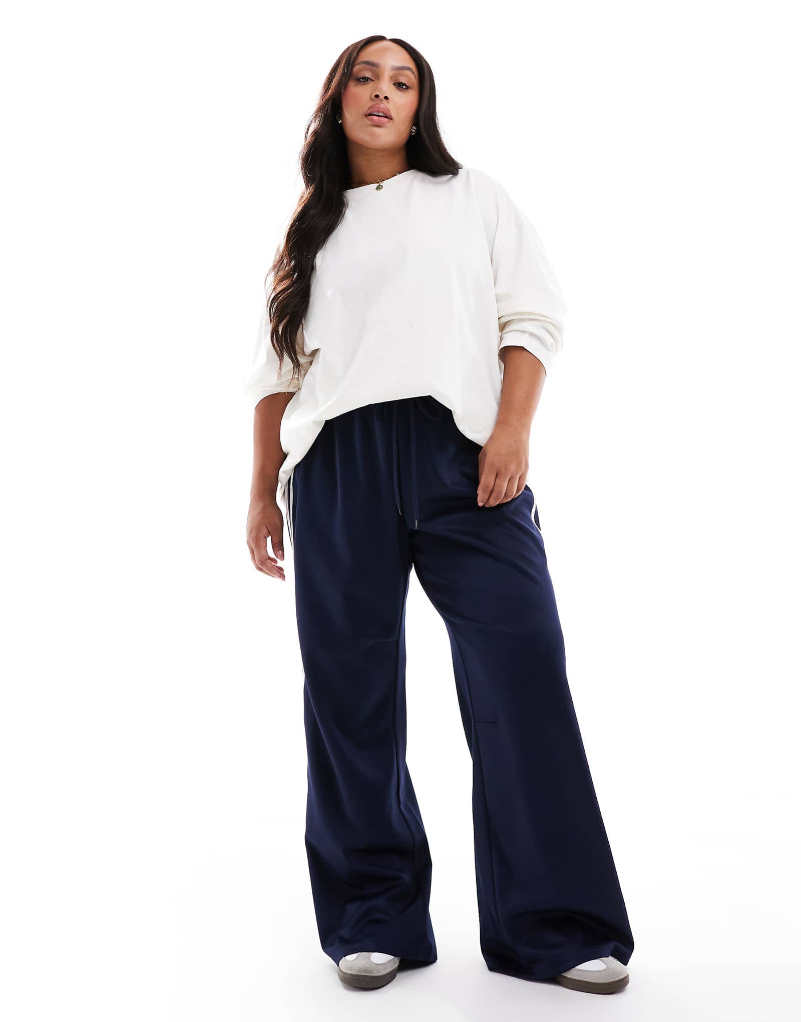 Брюки в темно-синюю полоску с широкими закругленными штанинами по бокам