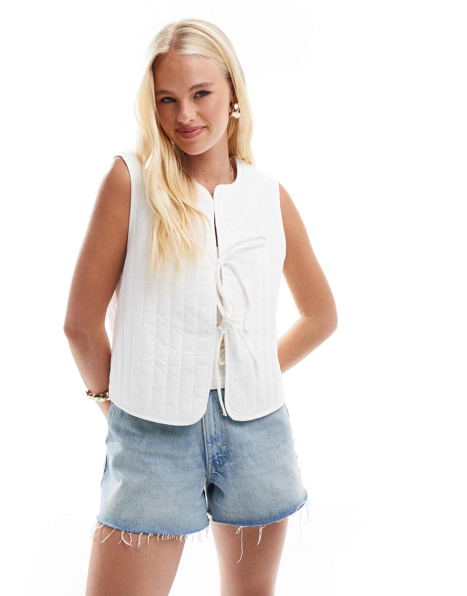 Детали легкий летний жилет с галстуком-бабочкой спереди облачно-белого цвета 8390₽