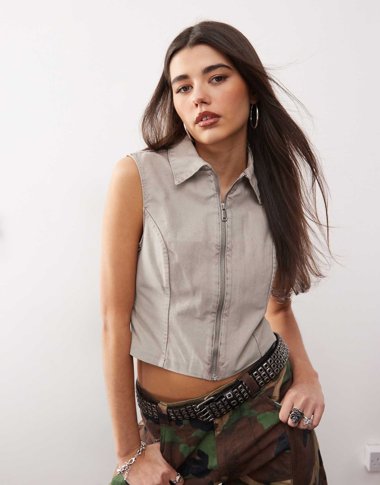 Бежевый жилет Monki из саржи на молнии 4390₽