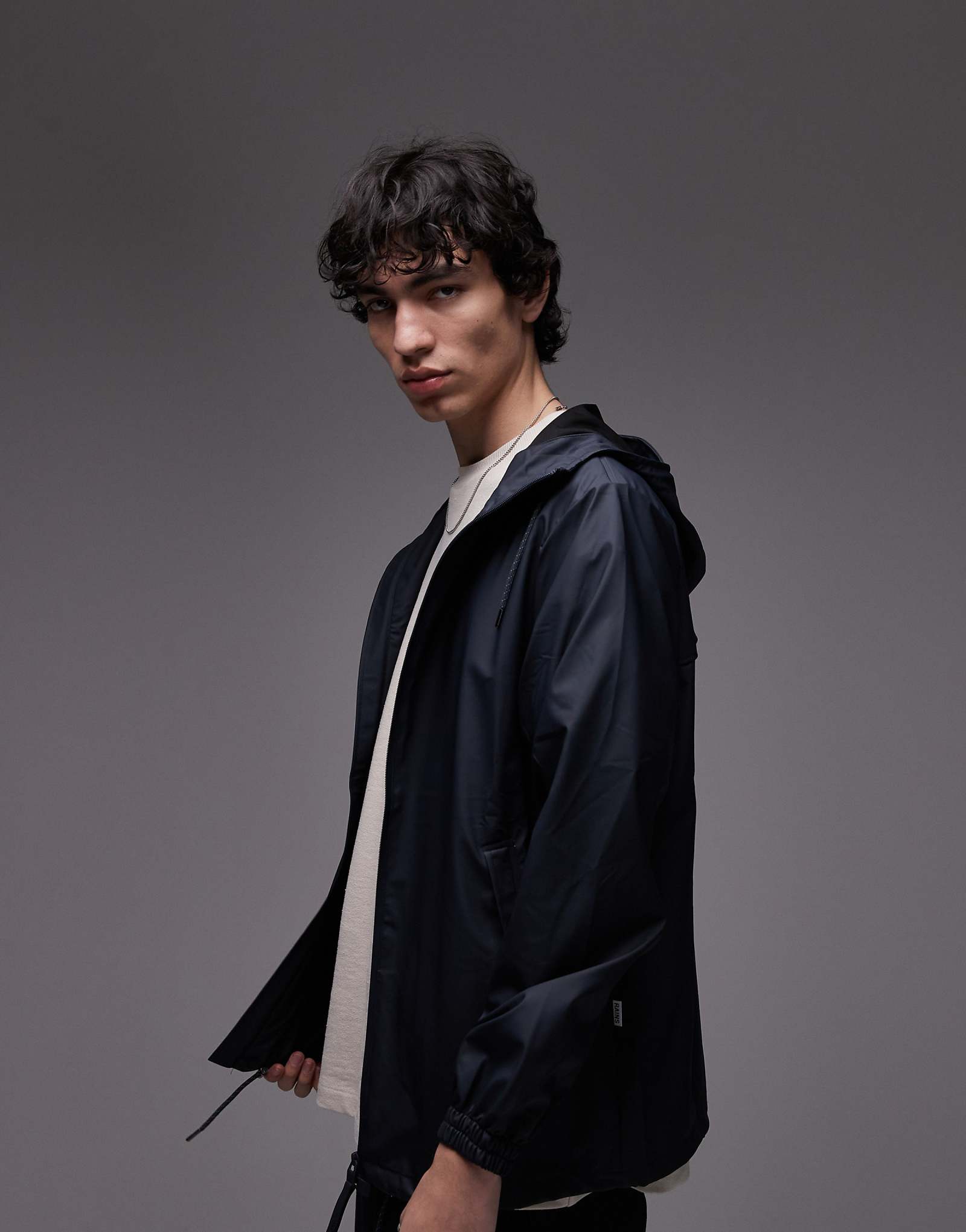 Водонепроницаемая штормовка Rains 18370 темно-синего цвета 18490₽