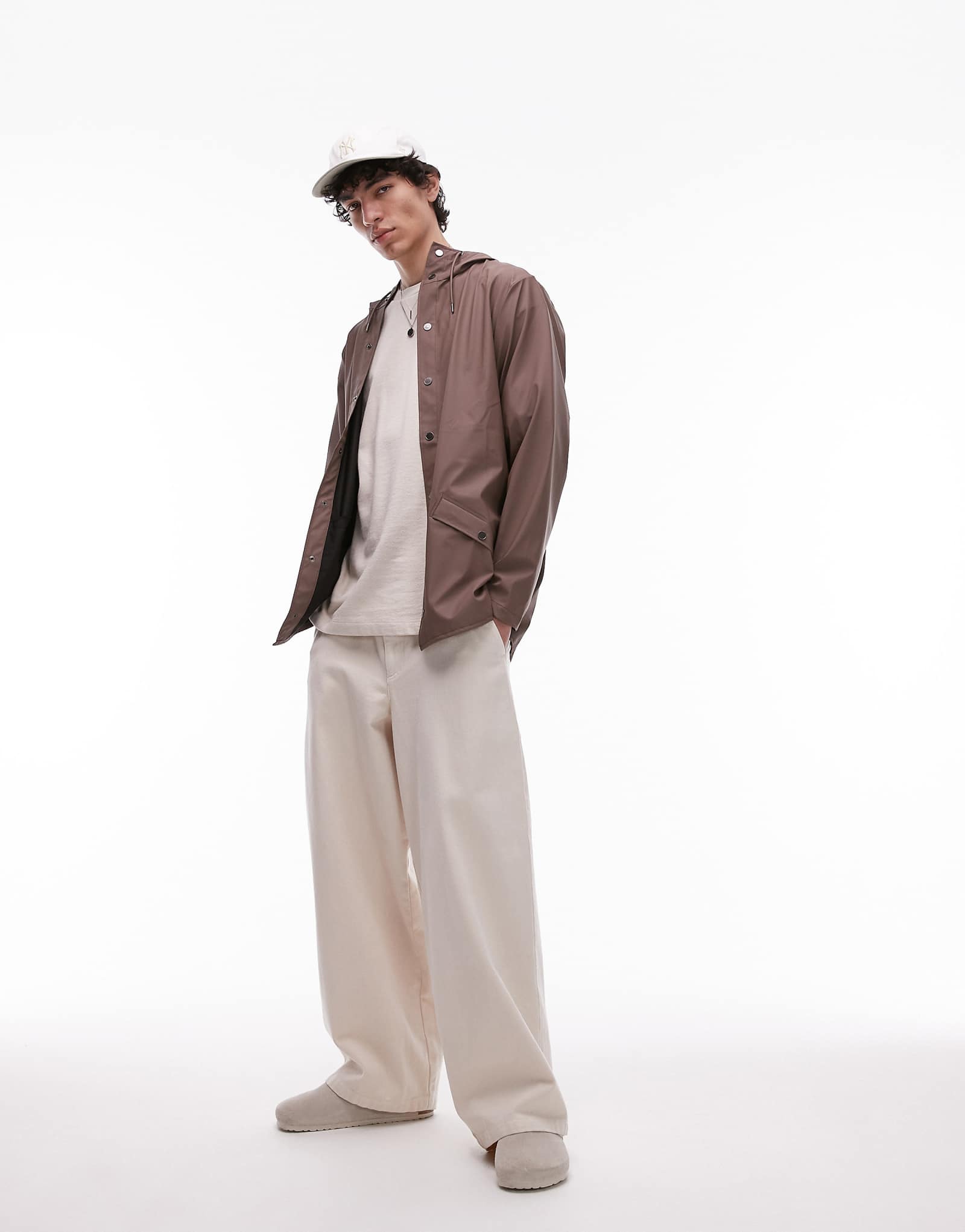 Непромокаемая короткая куртка Rains 12010 коричневого цвета 10590₽