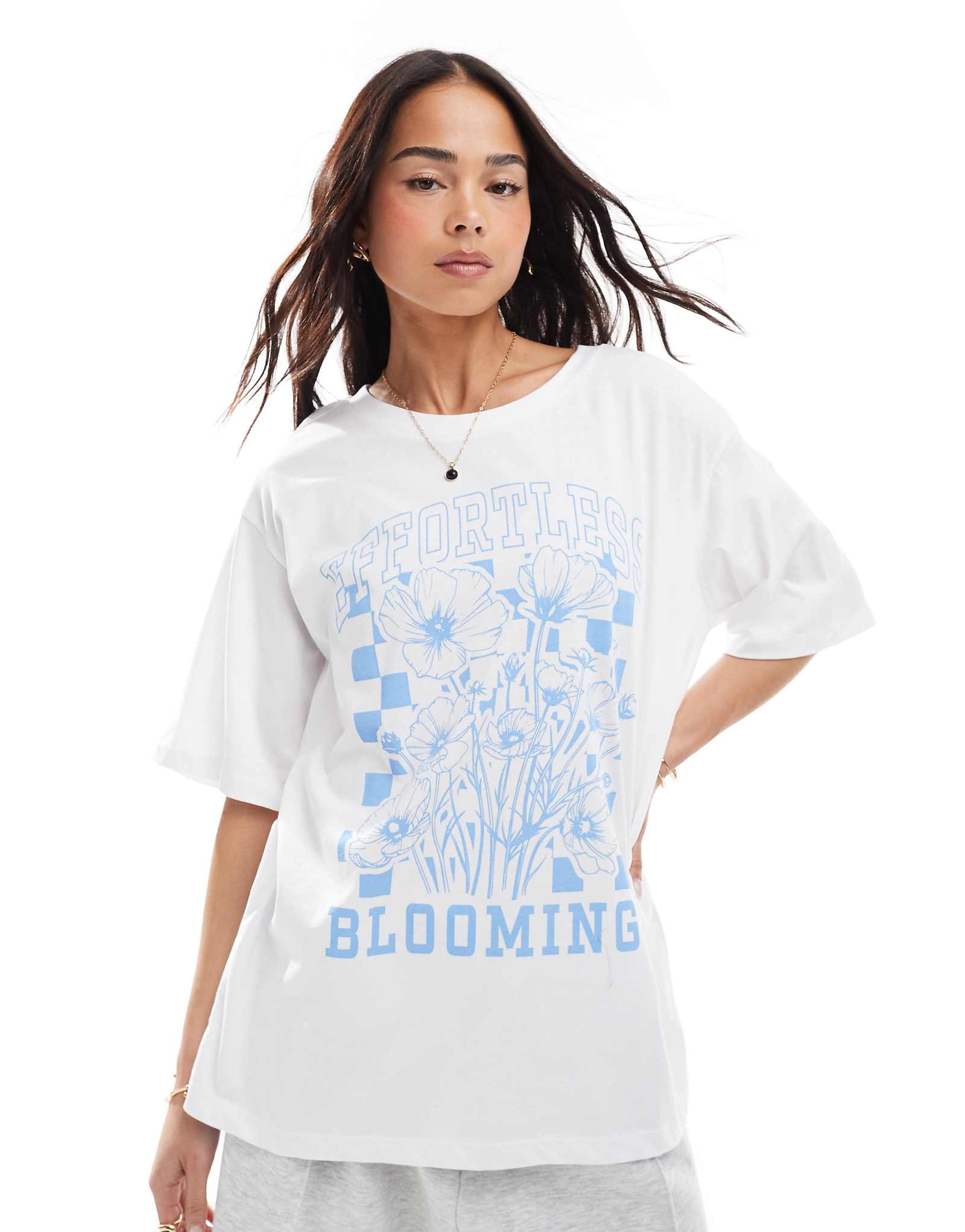 Белая футболка оверсайз ONLY с цветочным рисунком 6090₽