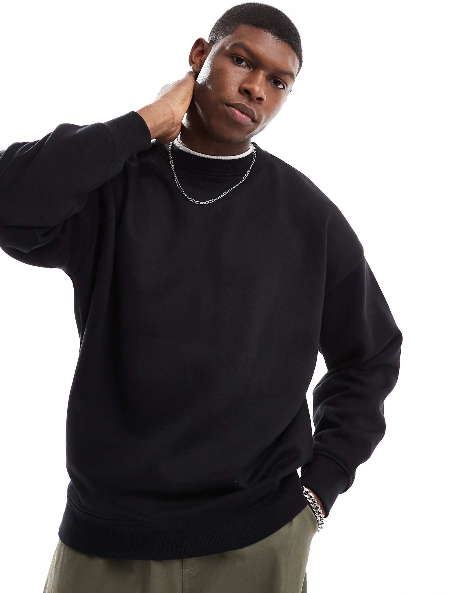 Поношенная толстовка с круглым вырезом черного цвета 5890₽