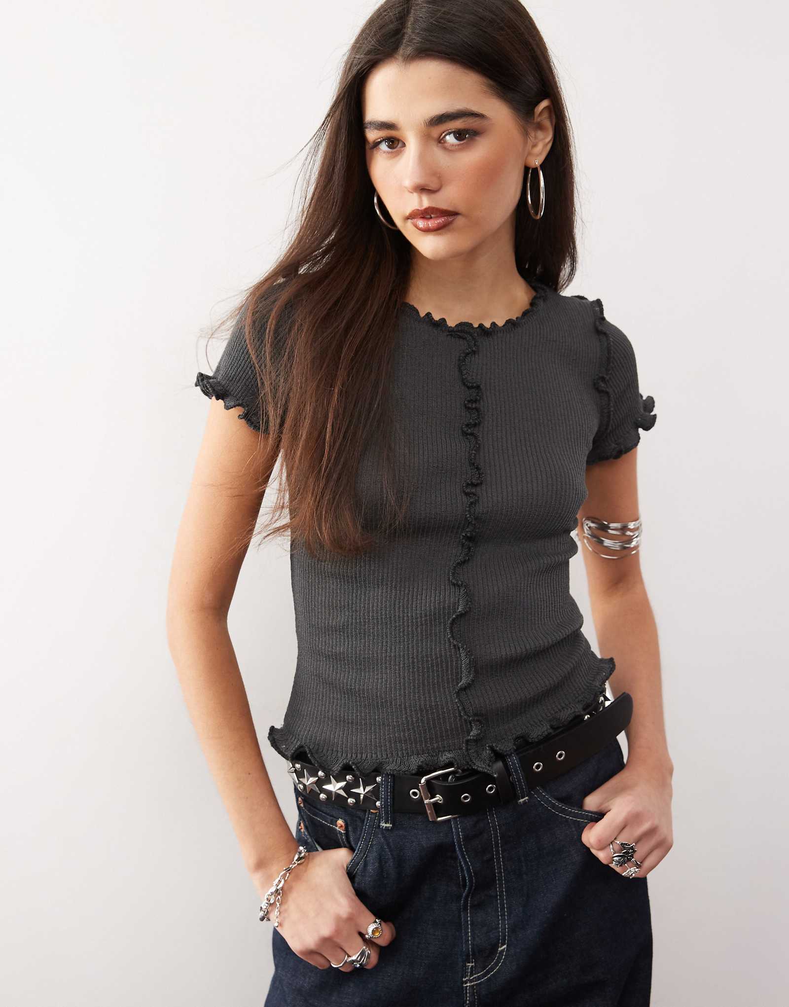 Футболка из структурированного трикотажа Monki темно-серого цвета с оборками по низу 5290₽