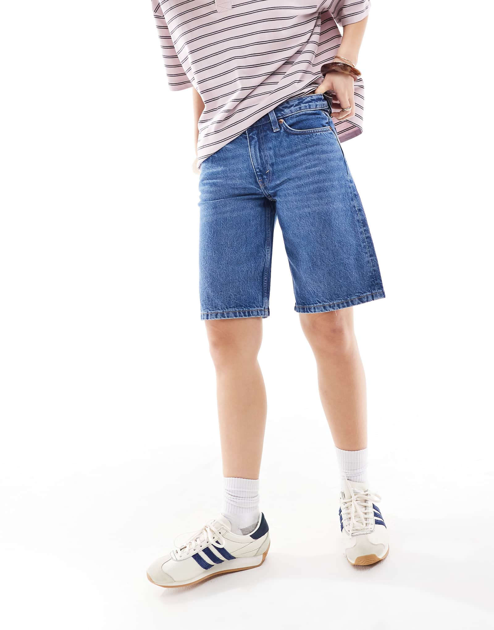 Джинсовые шорты Monki Imoo с заниженной талией темно-синего цвета, постиранные