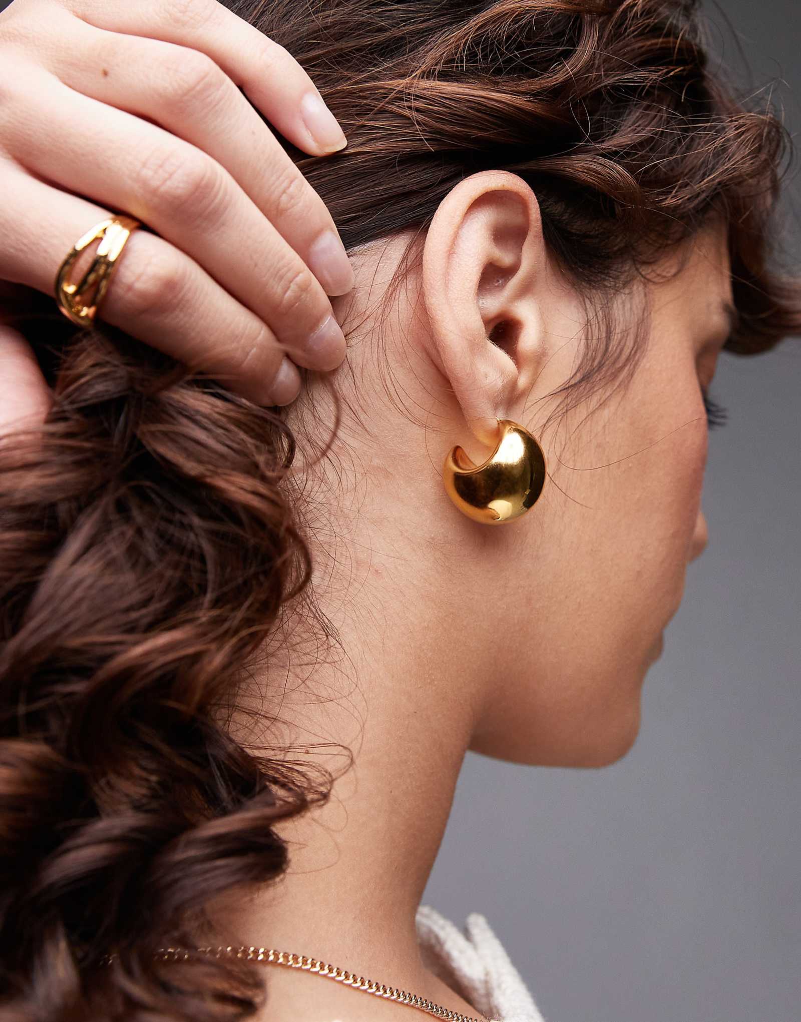 Водонепроницаемые серьги-купола из нержавеющей стали Topshop Sammy золотистого цвета 3590₽