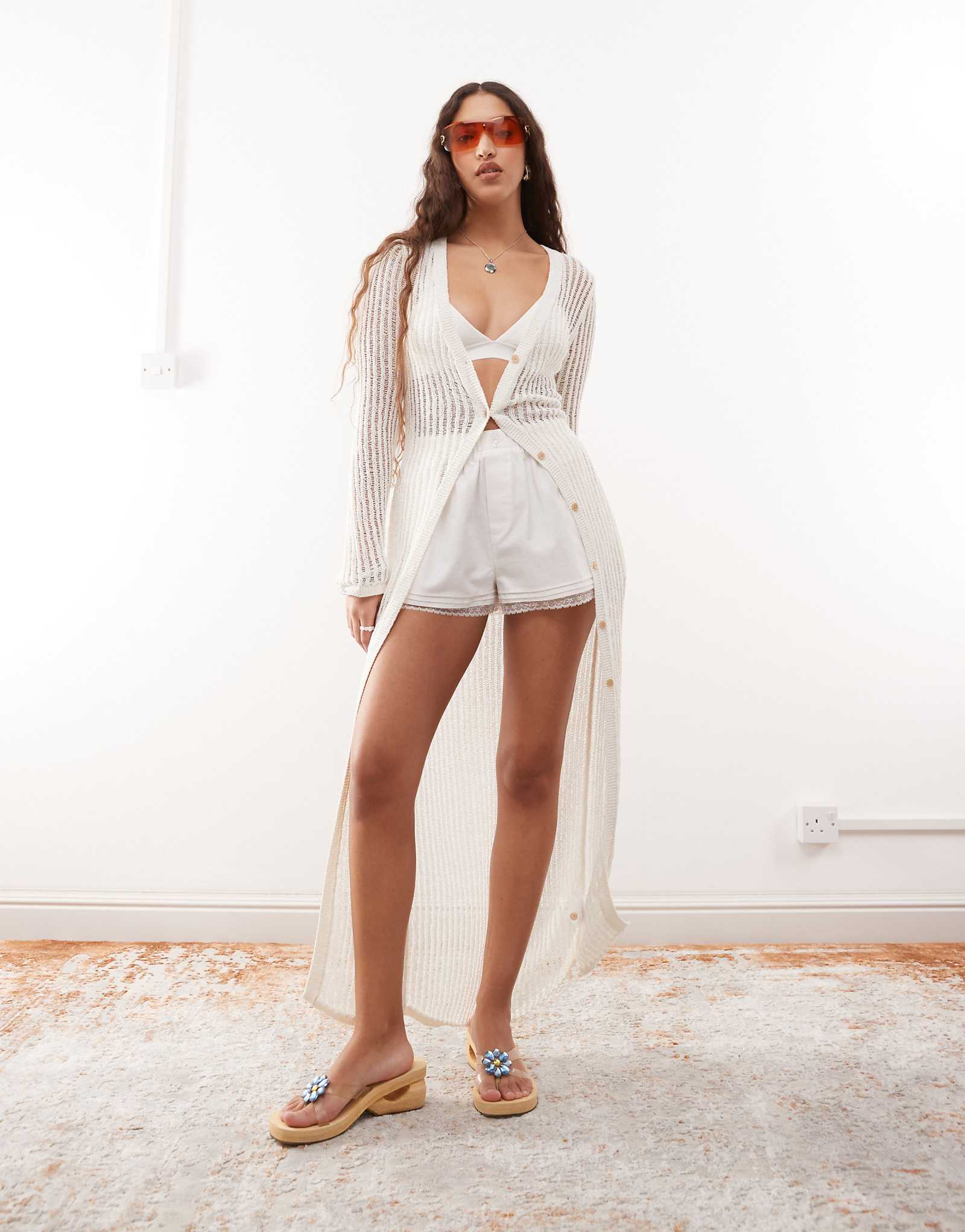 Макси-кардиган Monki из ажурной вязки белого цвета 10690₽