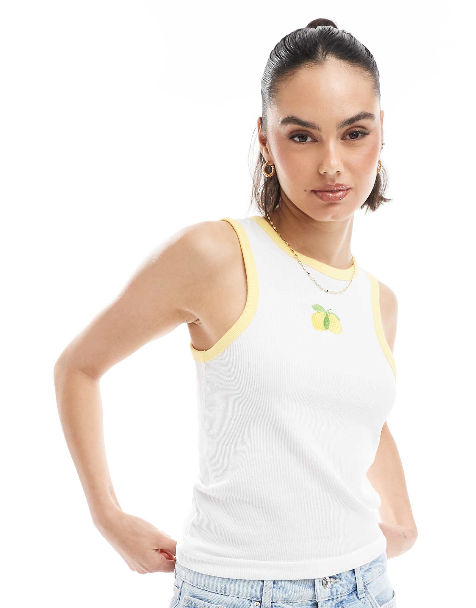 Топ на бретелях с круглым вырезом и вышитым рисунком лимона белого цвета 6090₽