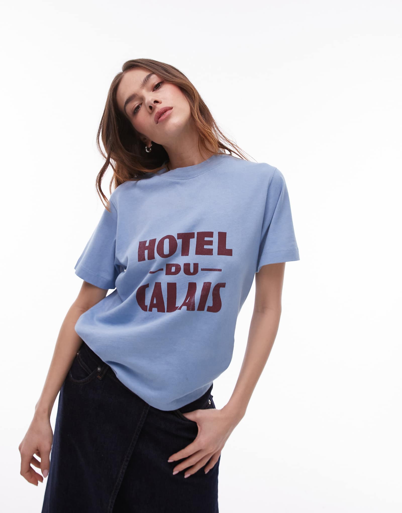Футболка Topshop с графическим рисунком Hotel du Calais синего цвета 4790₽