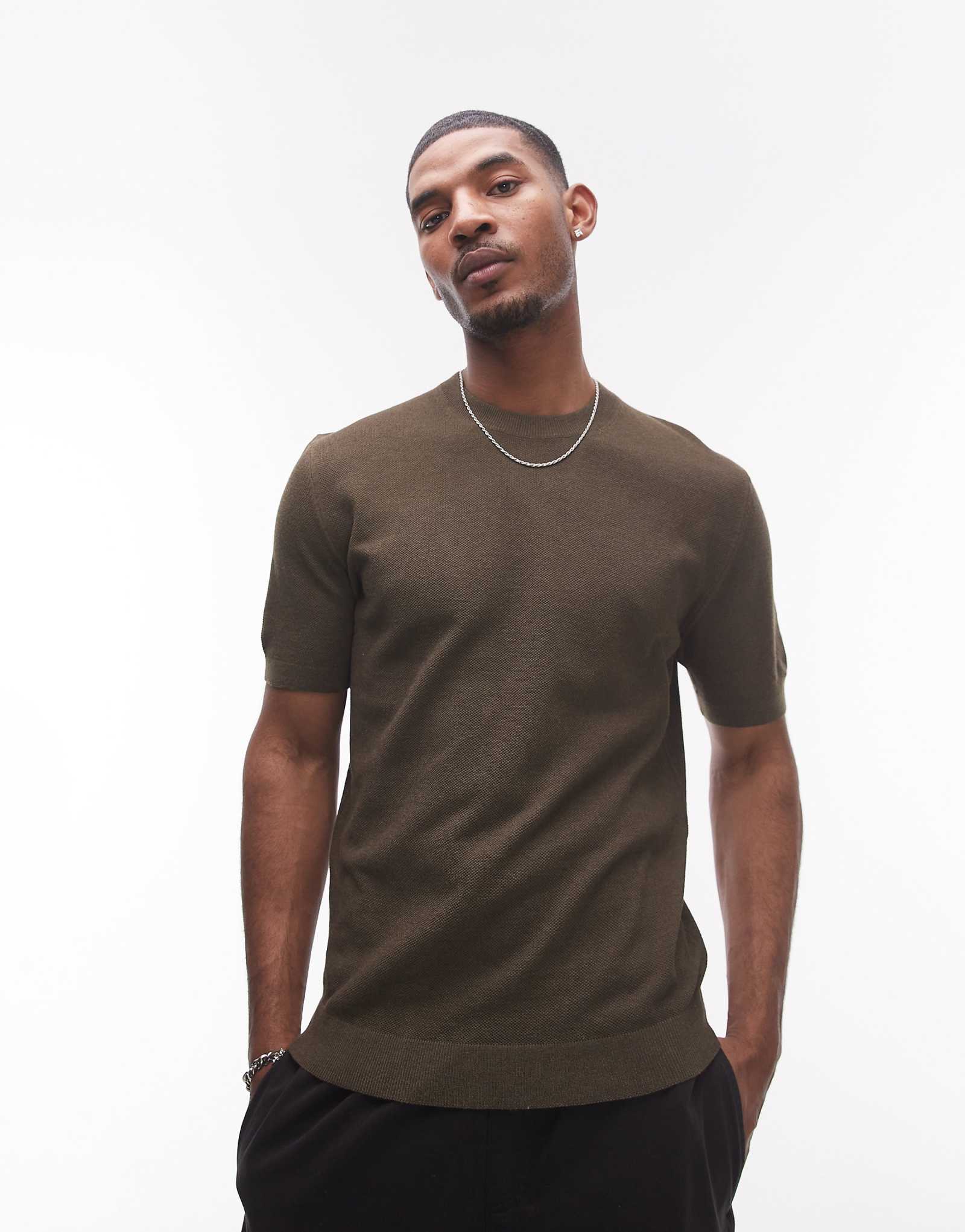 Элегантная трикотажная футболка Mango темно-коричневого цвета 7590₽