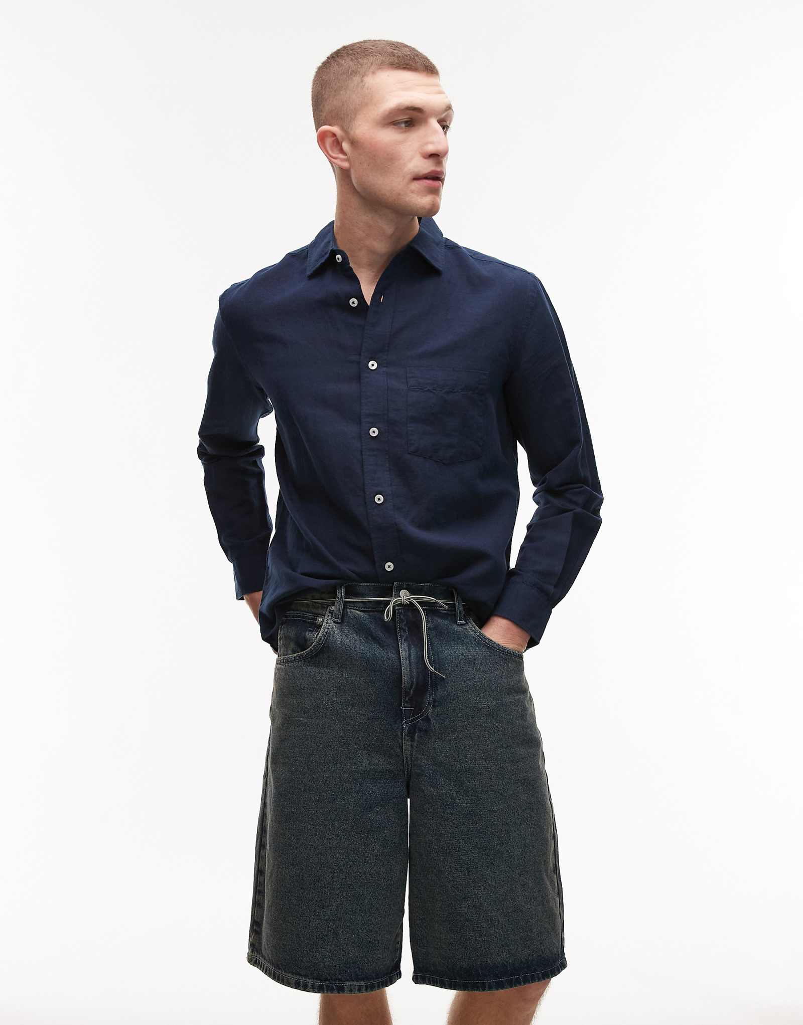 Рубашка с длинным рукавом из льняной смеси Mango темно-синего цвета 9390₽