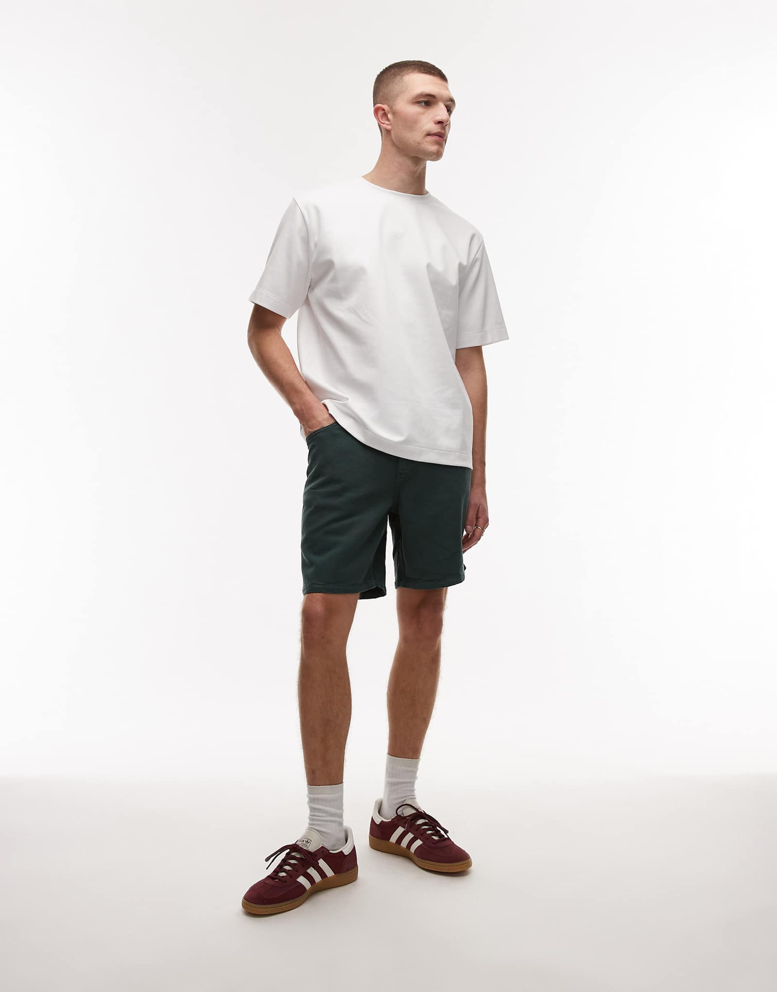 Выстиранные шорты из хлопка Mango зеленого цвета 9090₽