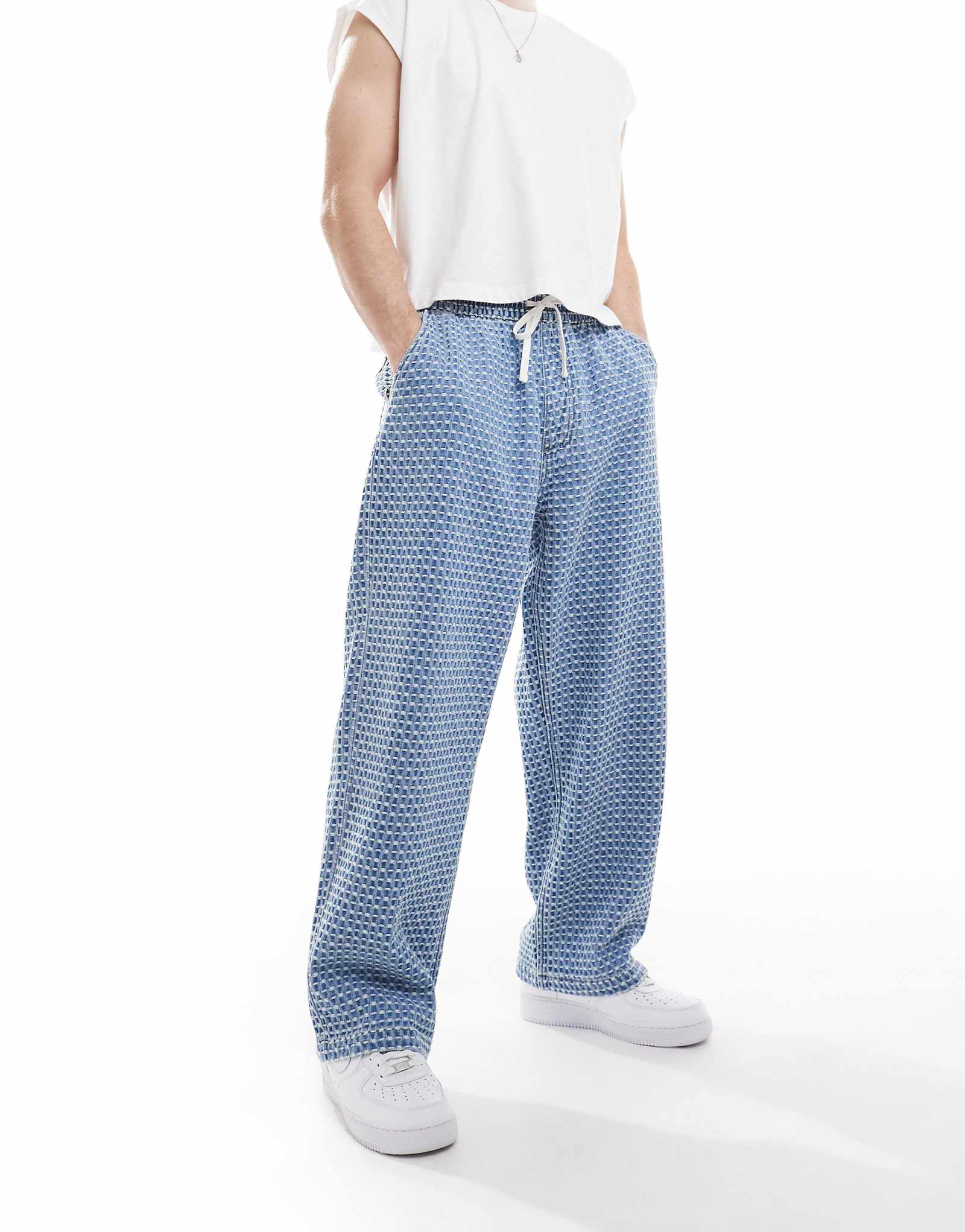 Джинсы с вышивкой Pull-Bear средне-синего цвета 6890₽