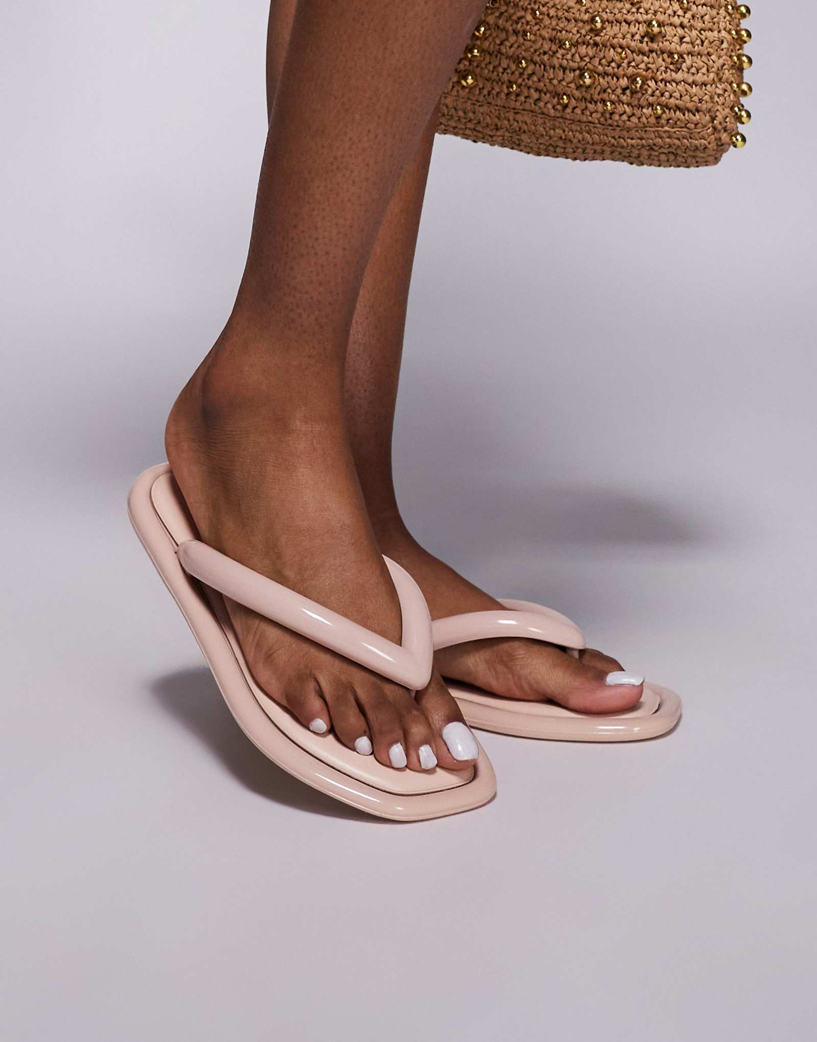 Желейные сандалии-шлепанцы River Island бежевого цвета 5290₽