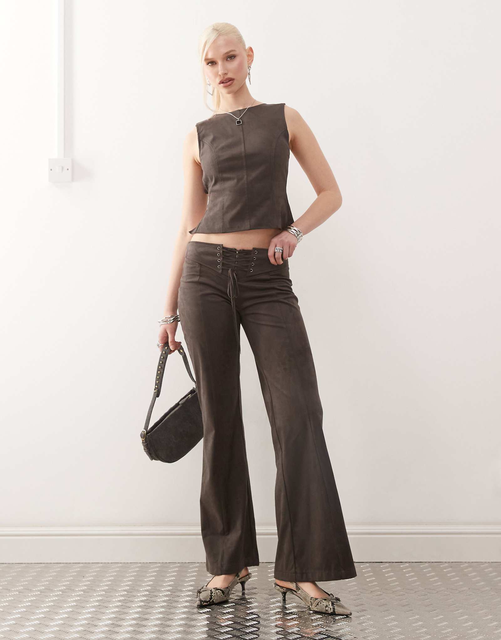 Брюки из искусственной замши Motel vallen с завязкой спереди темно-коричневого цвета 14290₽