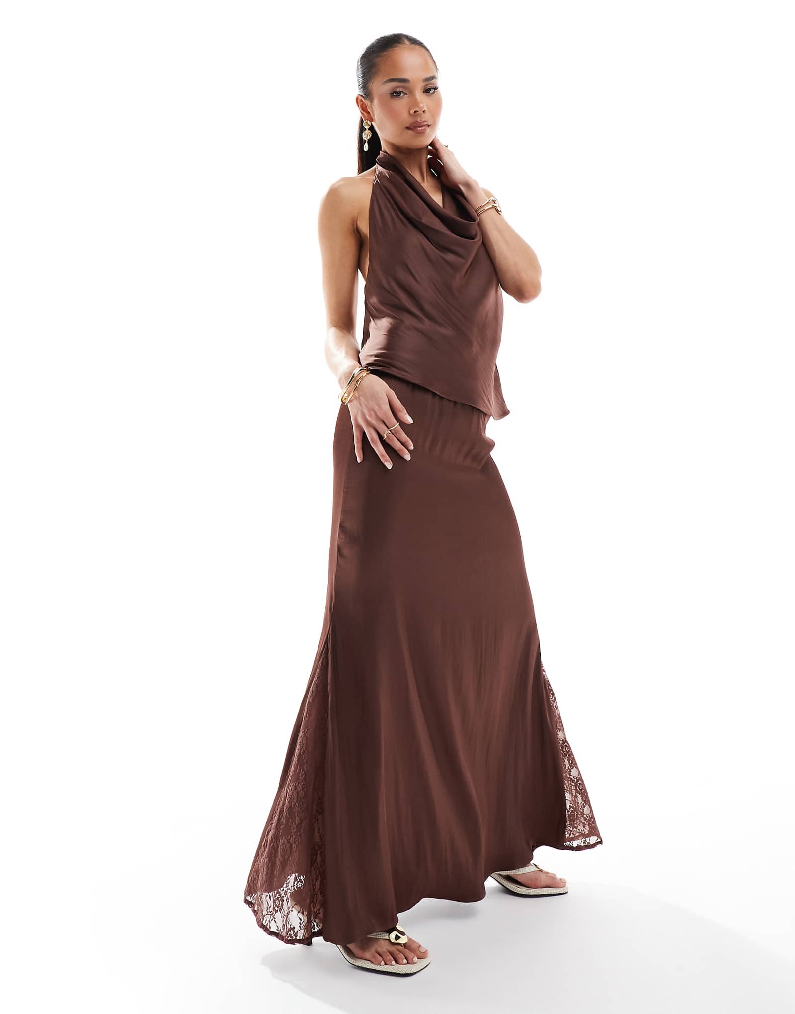 Атласная юбка миди Pull-Bear с кружевными вставками коричневого цвета - часть комплекта 6590₽