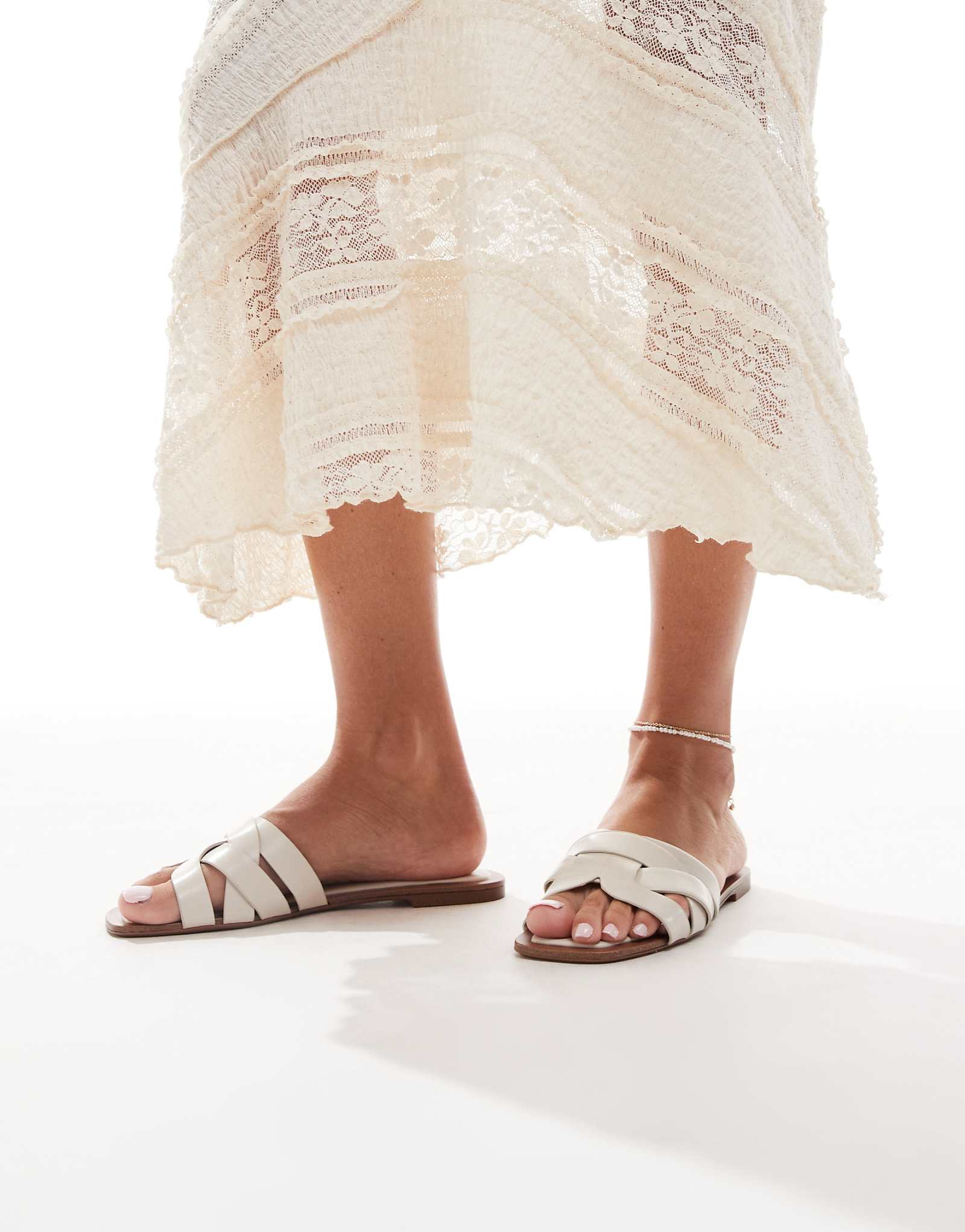 Плетеные сандалии Pull-Bear белого цвета 7590₽