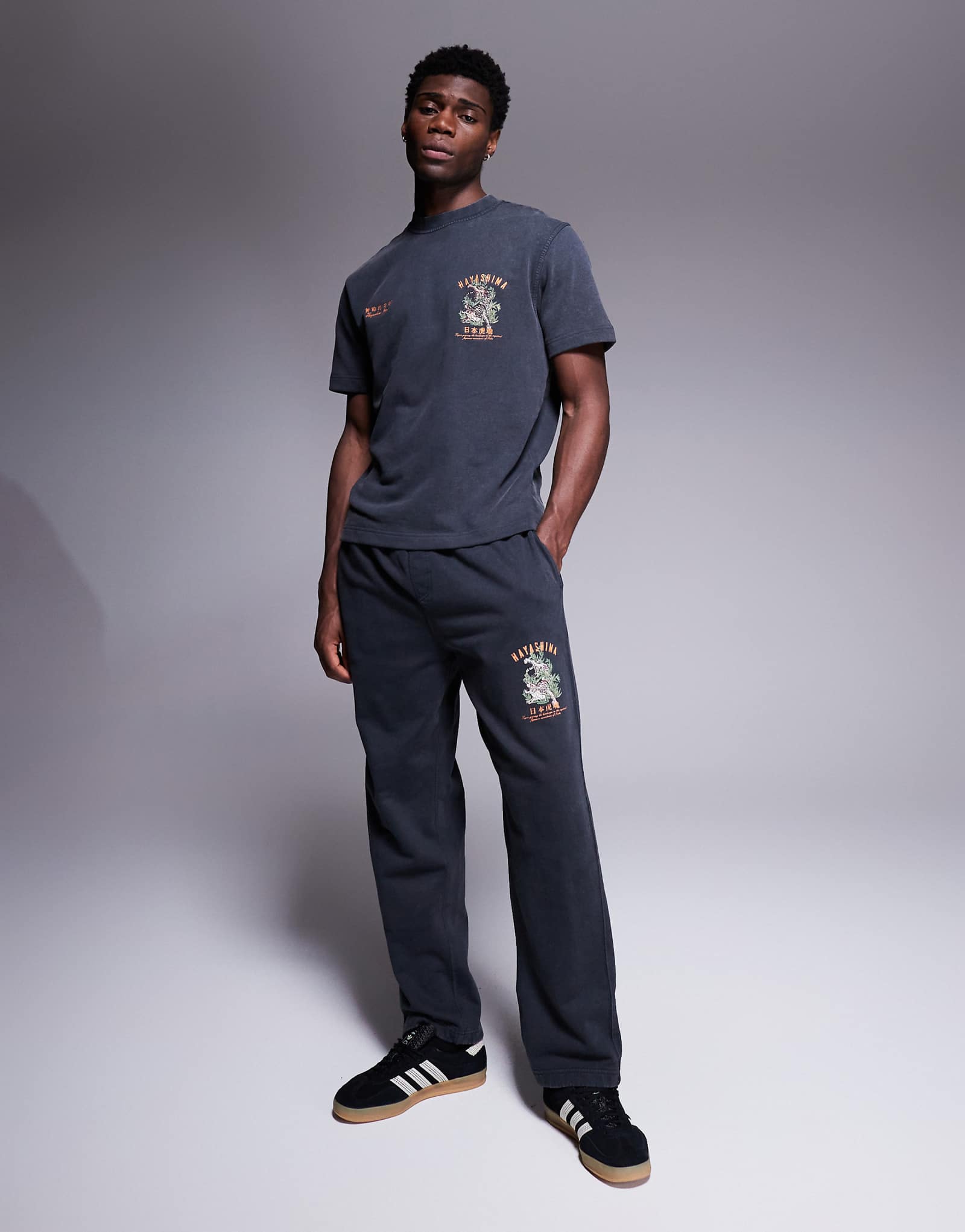 Спортивные брюки River Island с открытым подолом черного цвета стиранные входят в комплект 6190₽