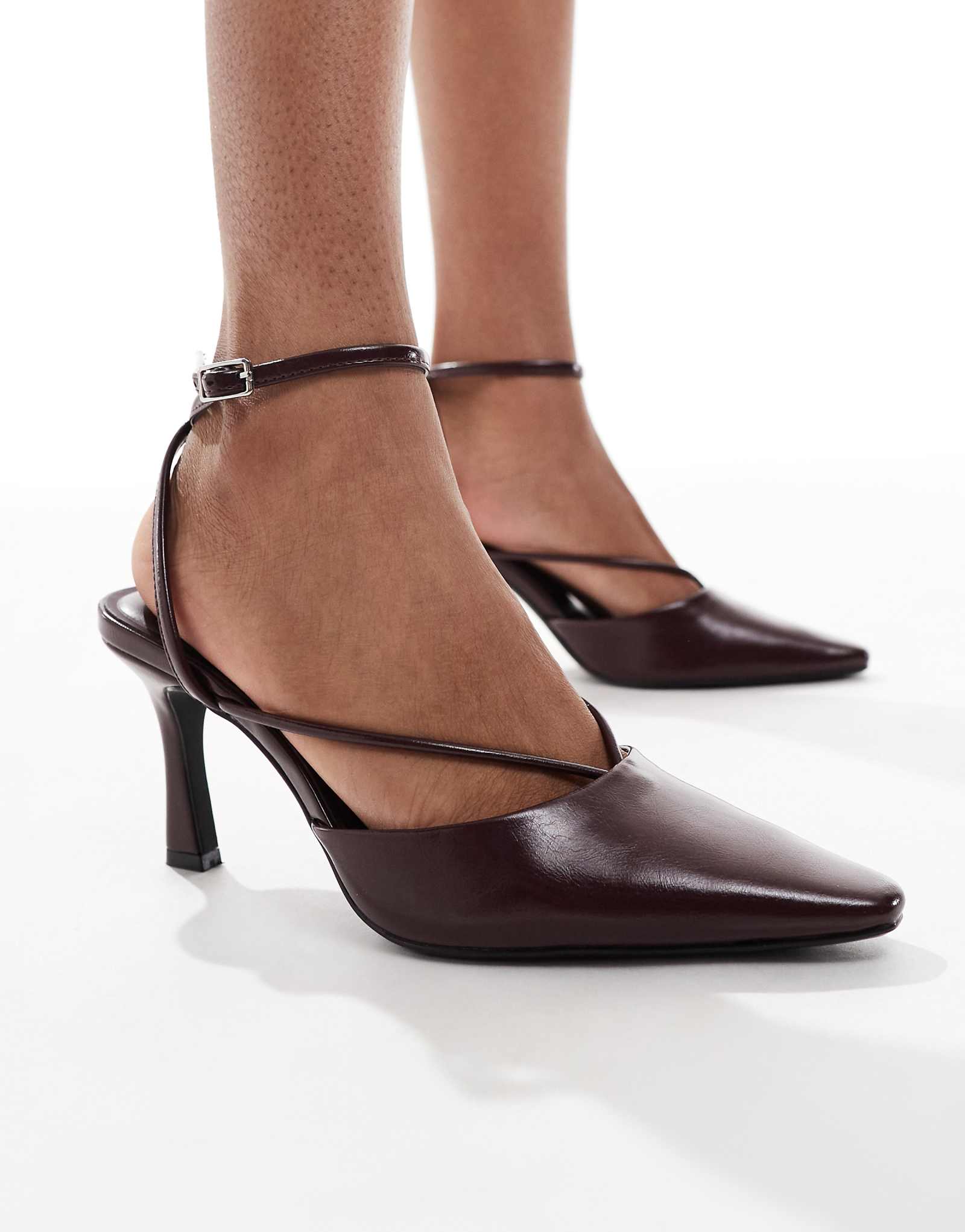 Туфли на каблуках Pull-Bear с острым носком бордового цвета 8990₽