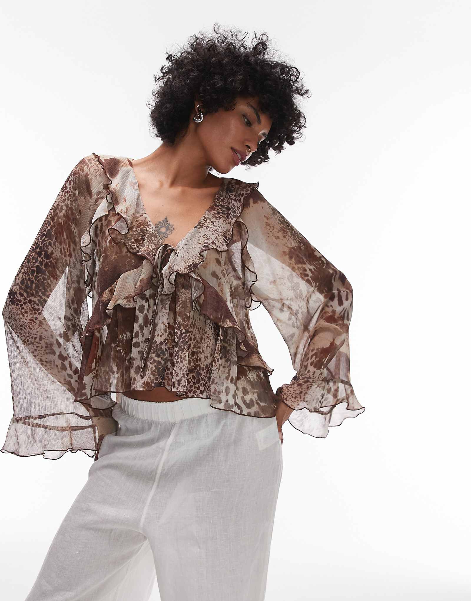Блузка с рифлеными рукавами и смешанным животным принтом Mango коричневого цвета 13890₽