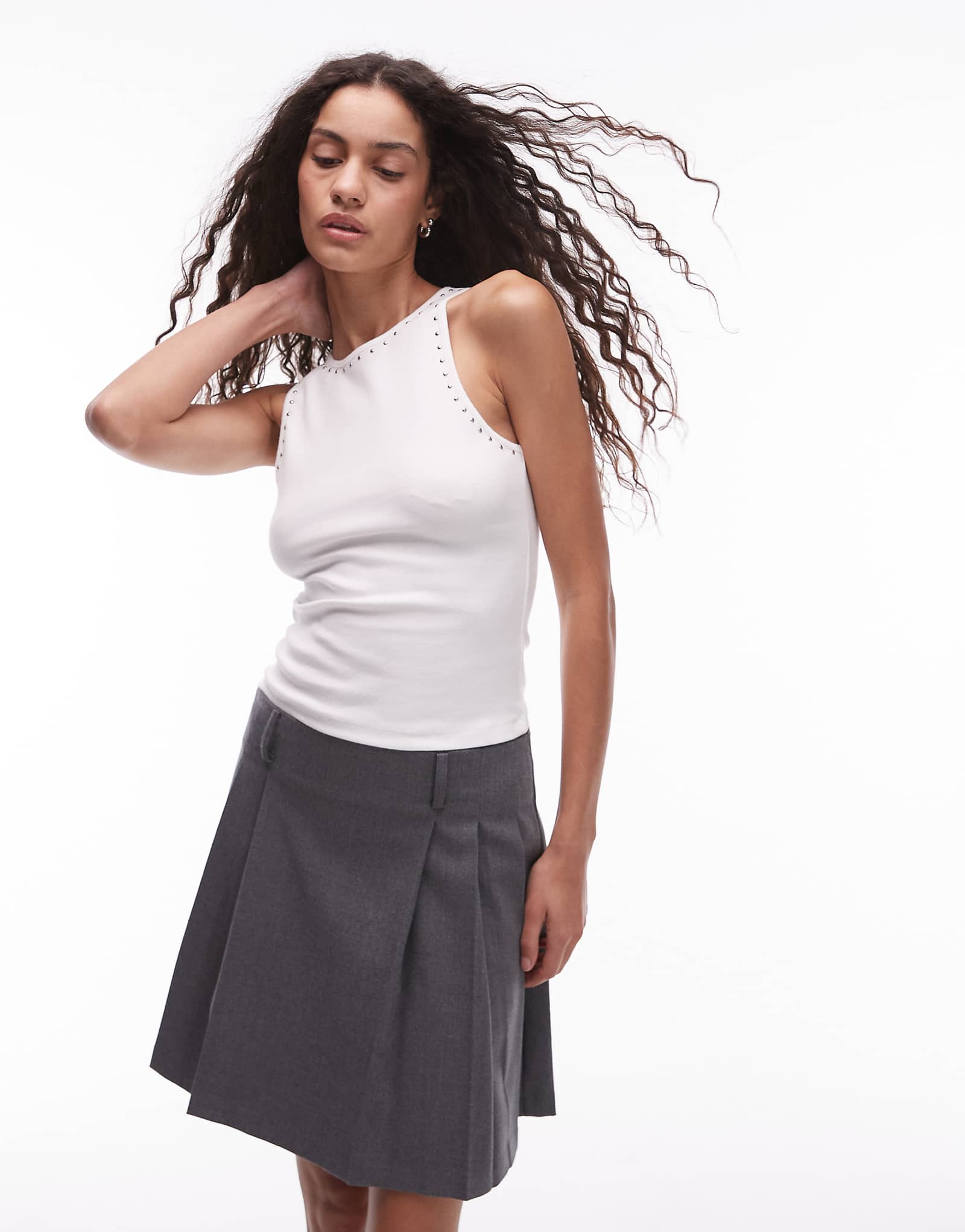 Белая майка с заклепками по краю из манго 6590₽