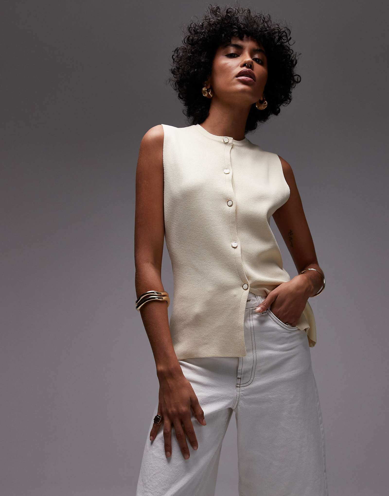 Вязаный жилет на пуговицах Mango цвета экрю 8590₽