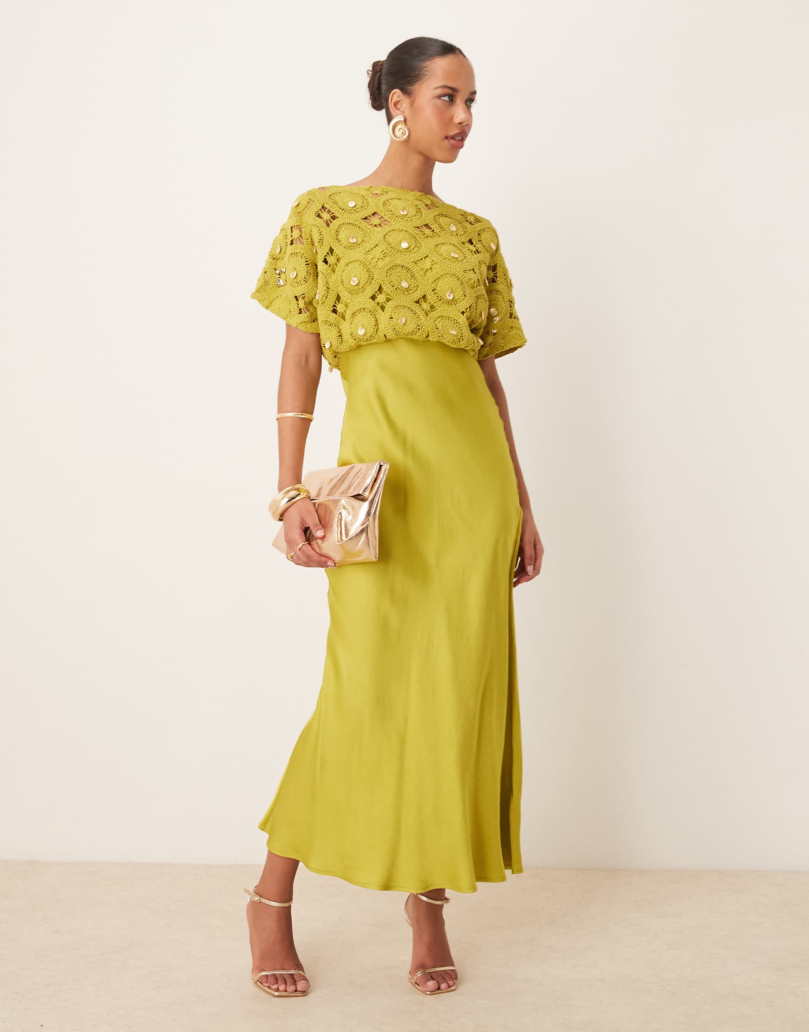 Никогда не одевавшееся полностью вязаное макси-платье оливкового цвета с украшением в виде ракушек от Tilly 37890₽