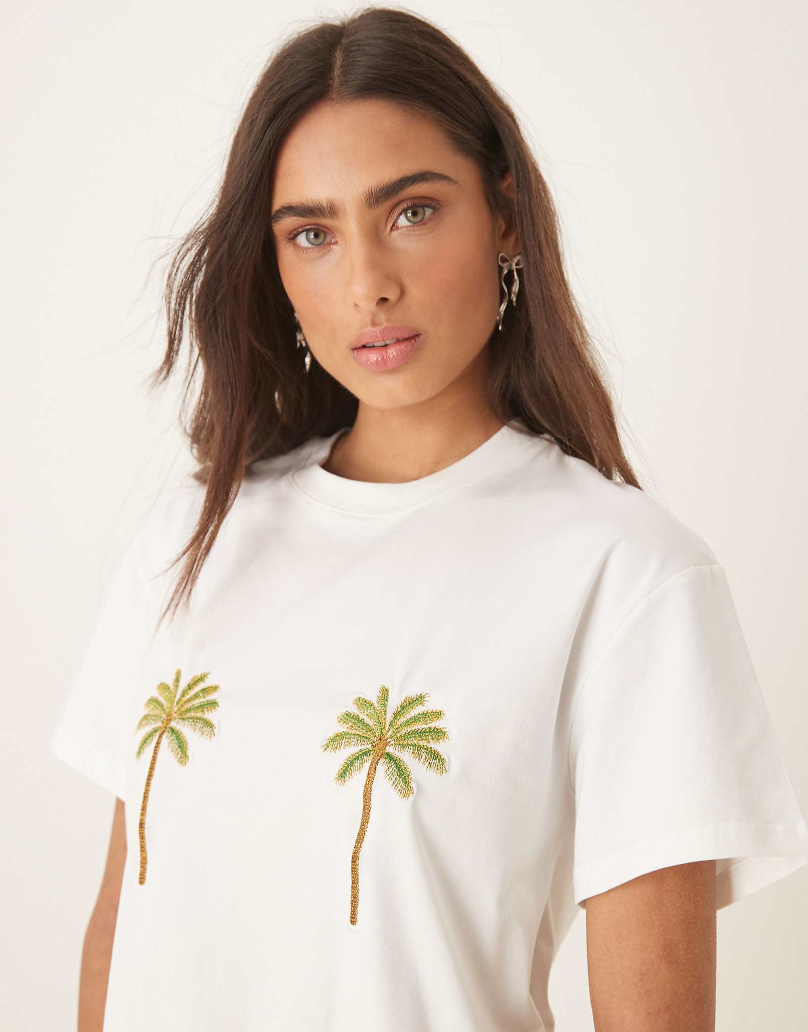 Никогда не одевавшаяся полностью белая футболка с вышивкой на груди в виде ладони 16190₽