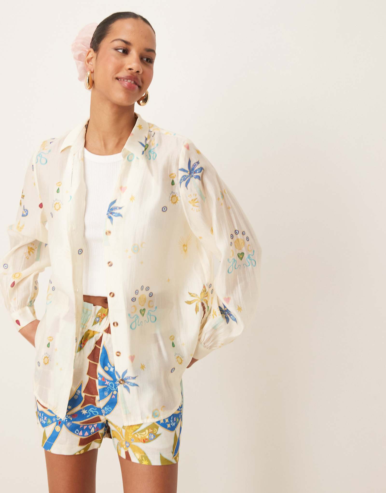 Никогда не одевавшаяся полностью рубашка кремового цвета с принтом ладони - часть комплекта 31090₽