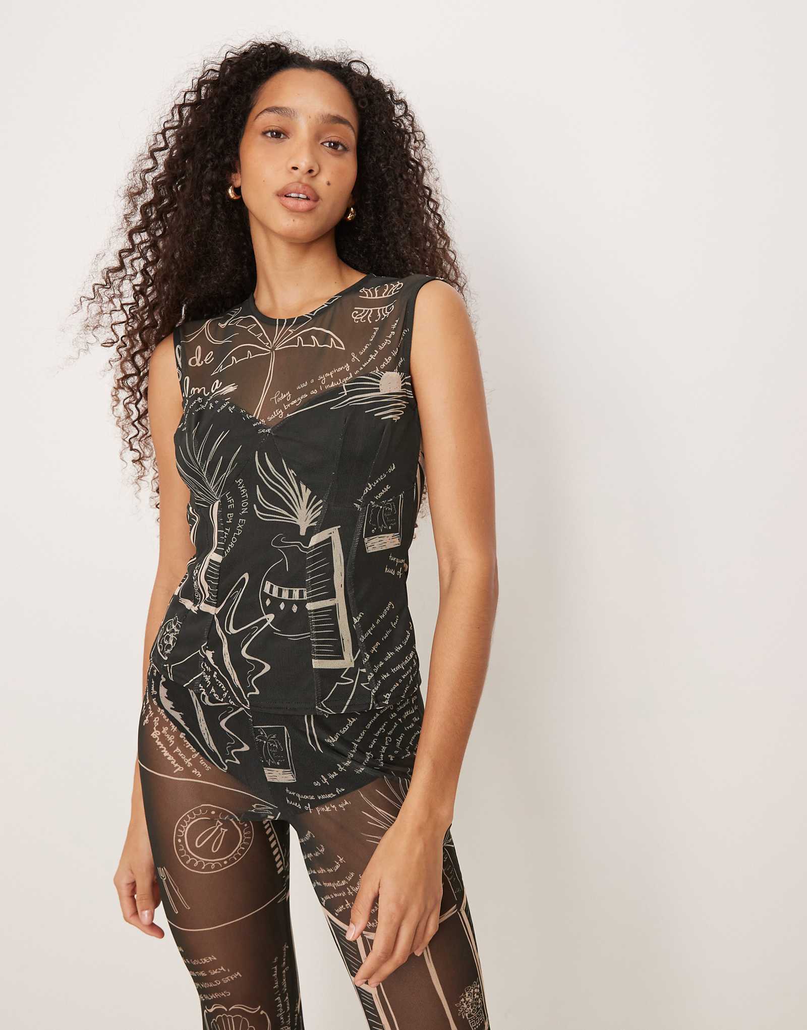 Никогда не надеваемая полностью сетчатая футболка с черным принтом в виде ладони - часть комплекта 7790₽