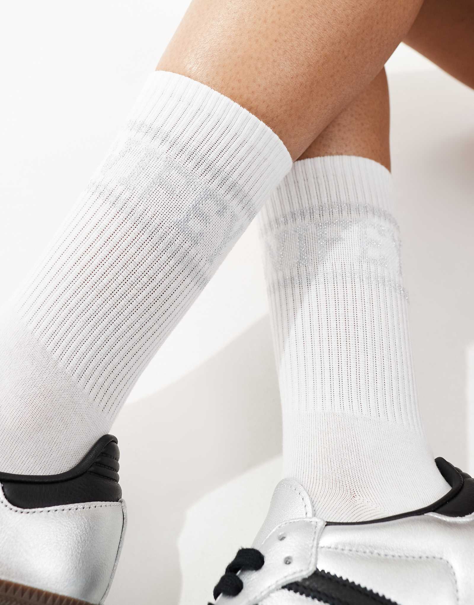 Шестиэтажные женские носки белого и серебристого цветов