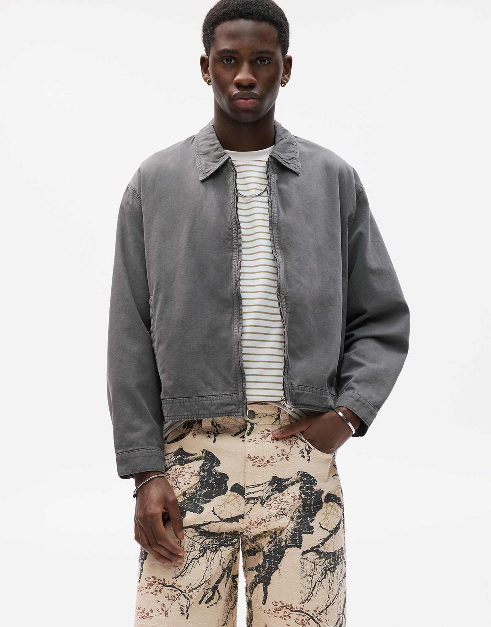 Хлопчатобумажная куртка Pull-Bear постиранного серого цвета 9690₽