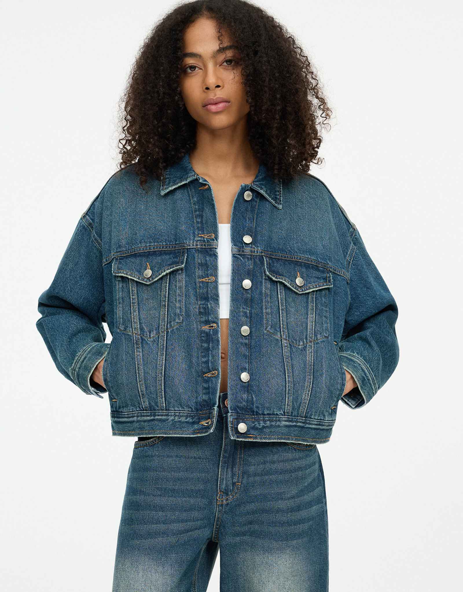 Джинсовая куртка с открытыми плечами Pull-Bear синего цвета 9290₽