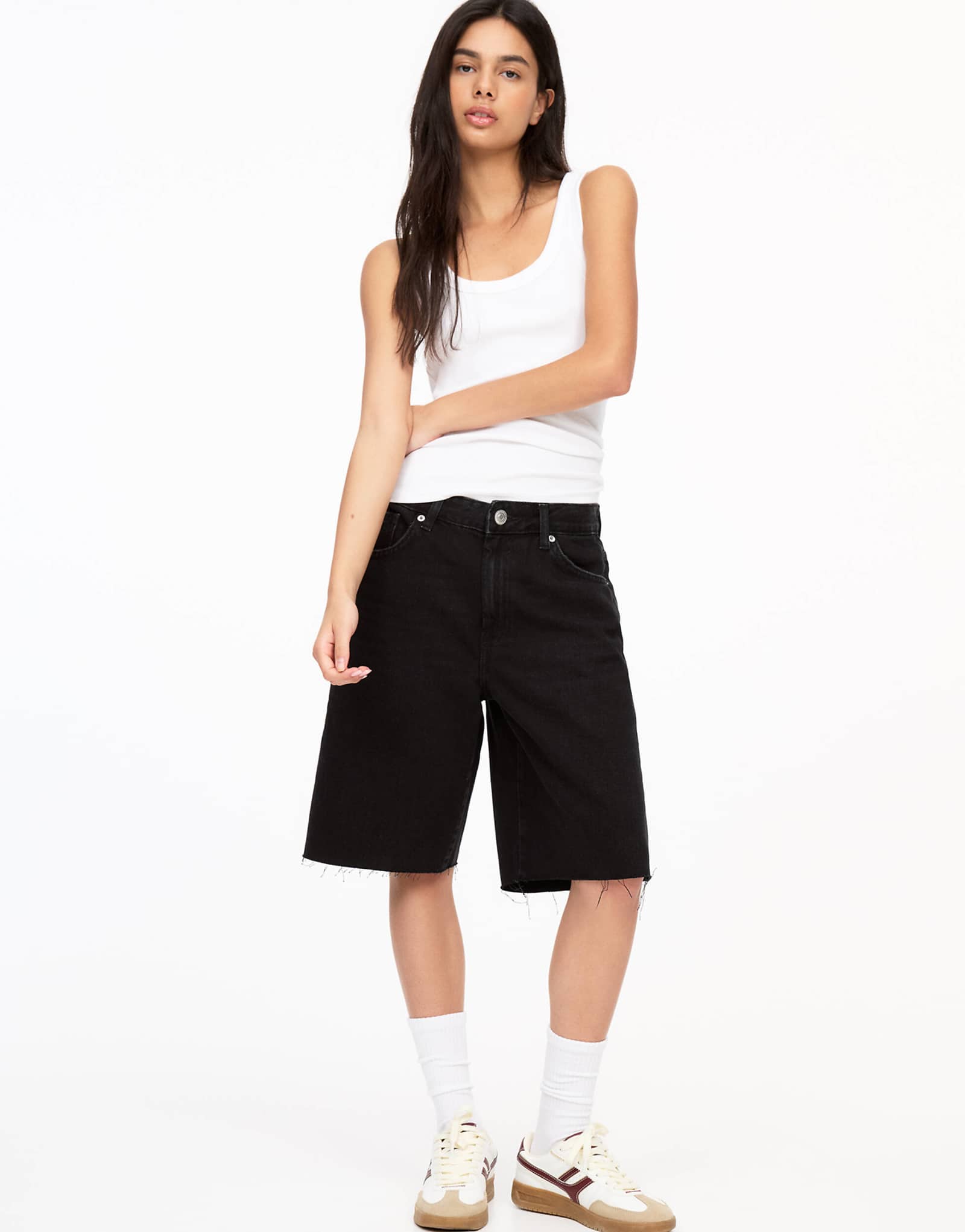 Джинсовые шорты-бойфренды Pull-Bear черного цвета 8690₽