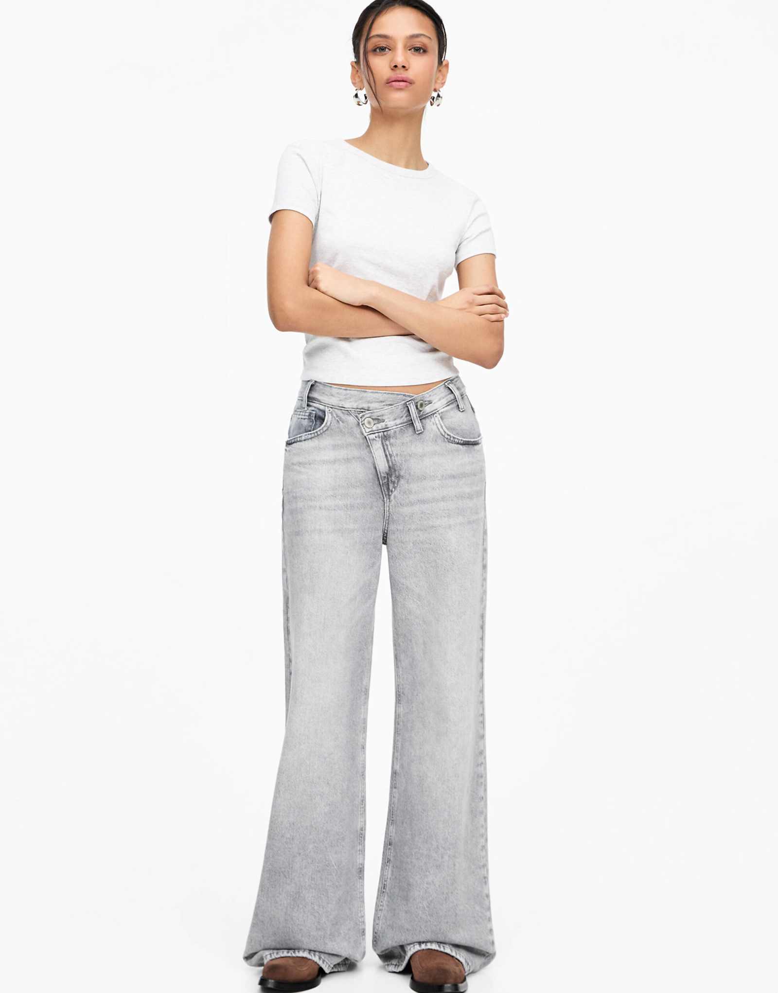 Широкие джинсы Pull-Bear средней посадки с перекрещивающейся талией серого цвета 7290₽