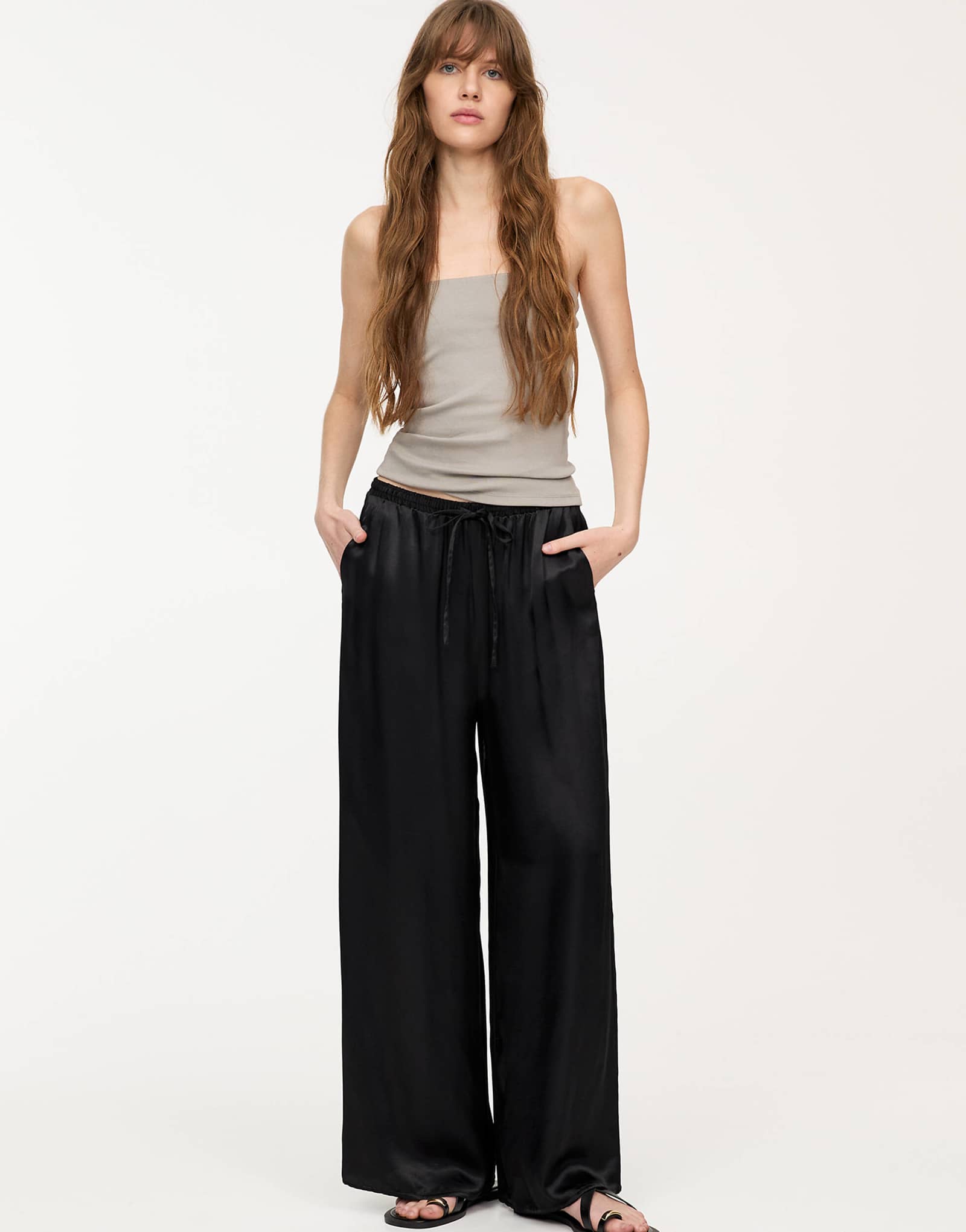 Атласные спортивные брюки Pull-Bear черного цвета 7690₽