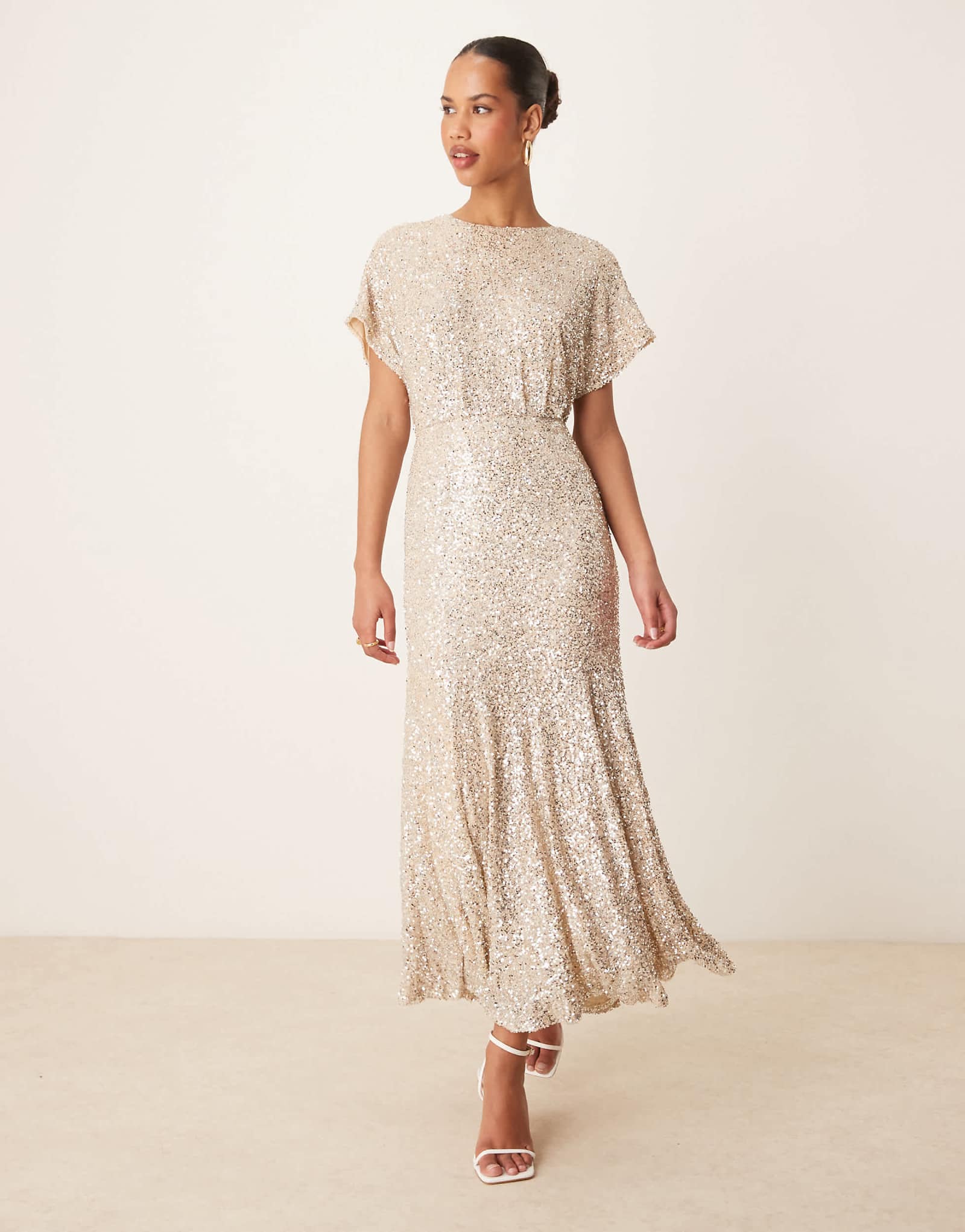 Никогда не одевавшееся полностью макси-платье украшенное серебряными блестками 45690₽