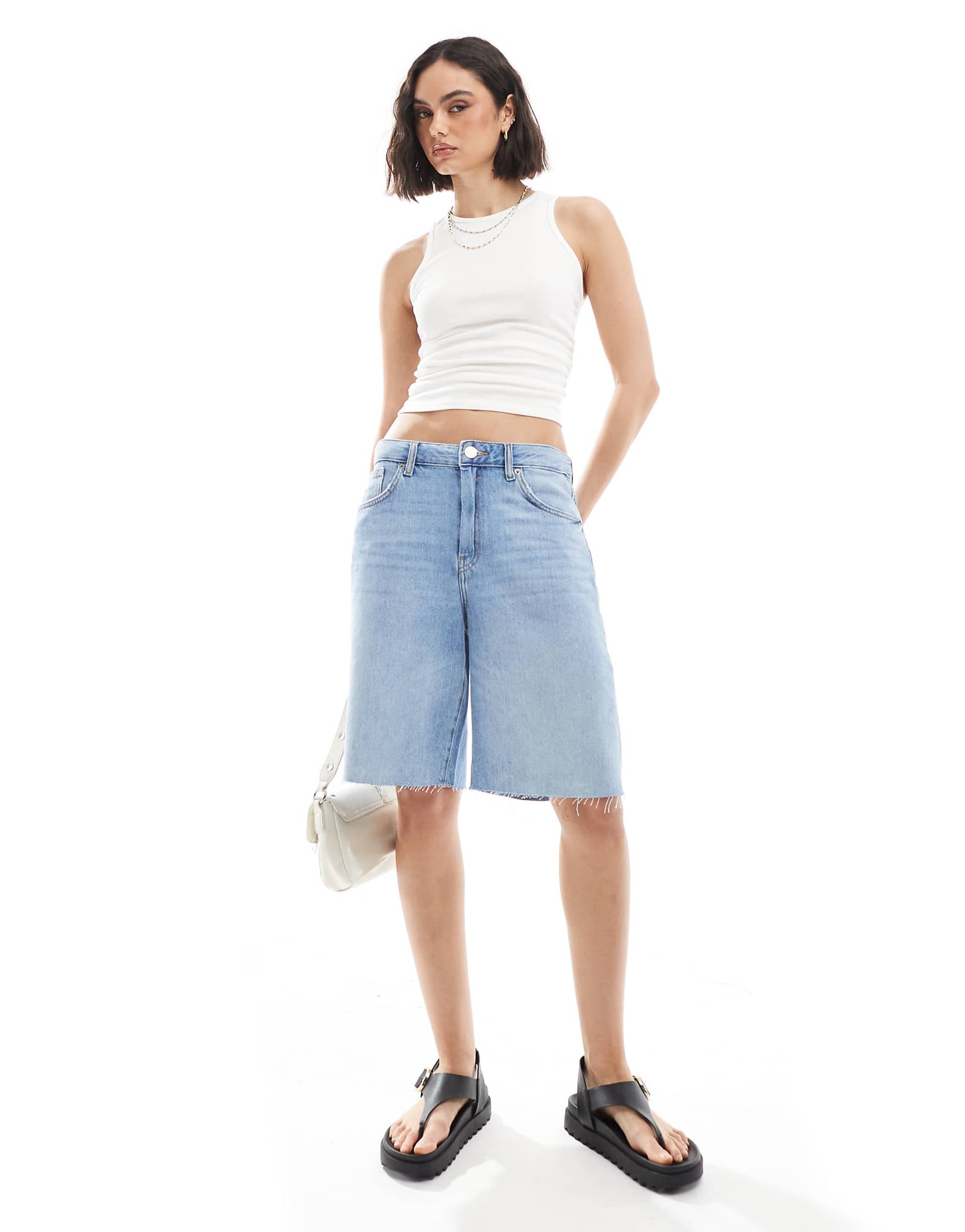 Джинсовые шорты с удлиненным вырезом Pull-Bear светло-голубого цвета с эффектом стирки 6090₽