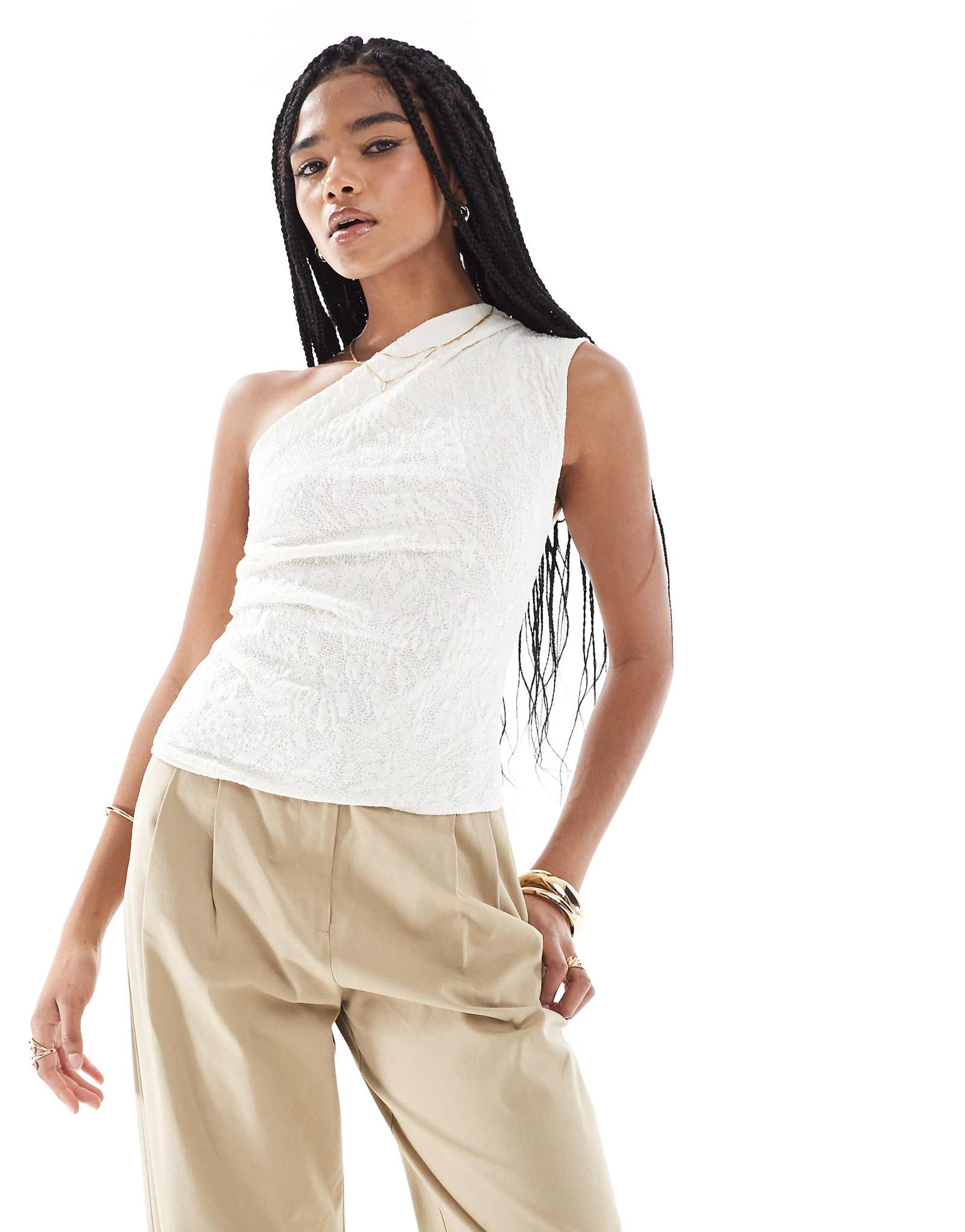 Текстурированный топ с открытыми плечами и асимметричным низом цвета экрю 4790₽