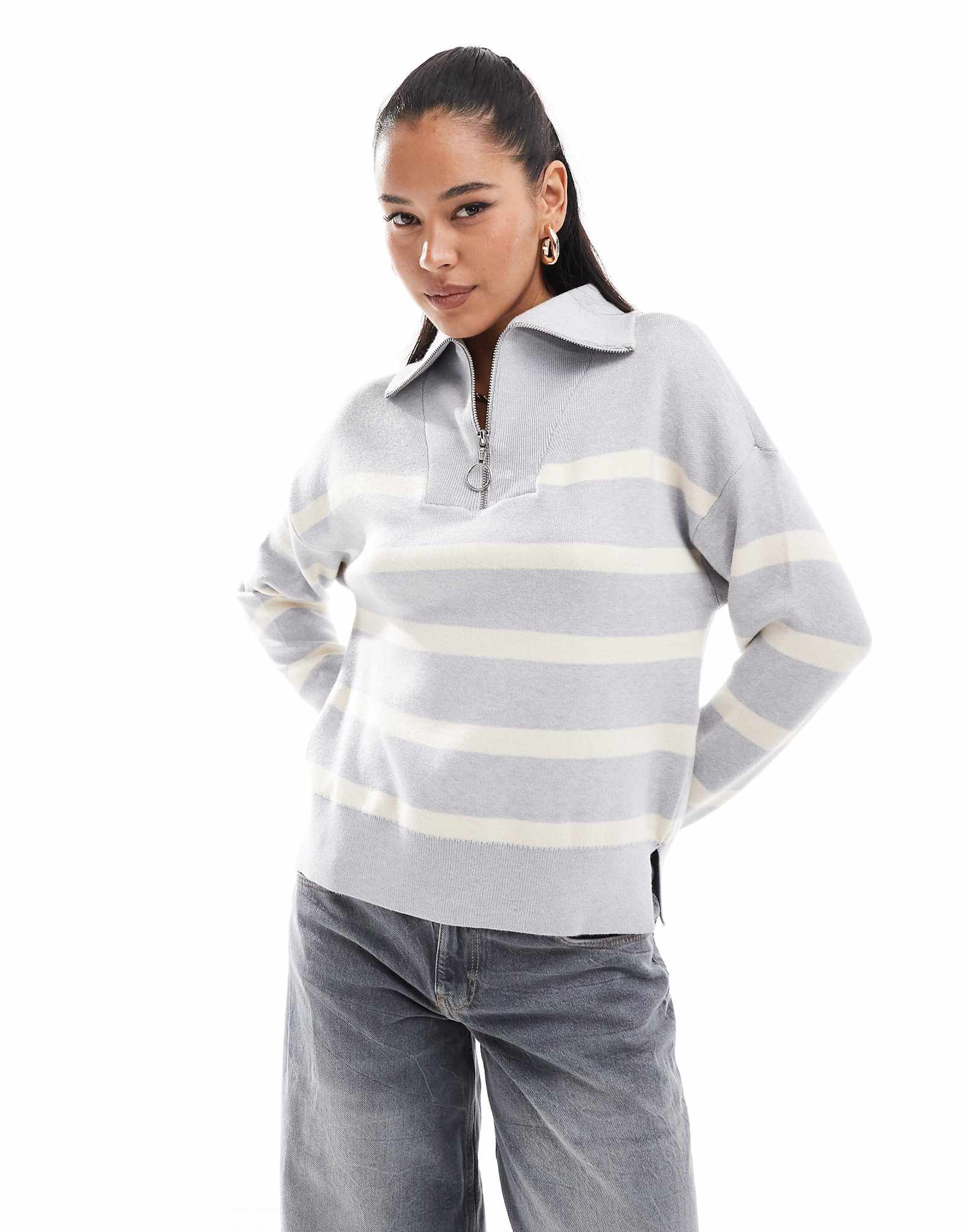 Свитер Vero Moda на молнии светло-серого цвета в кремовую полоску 6190₽